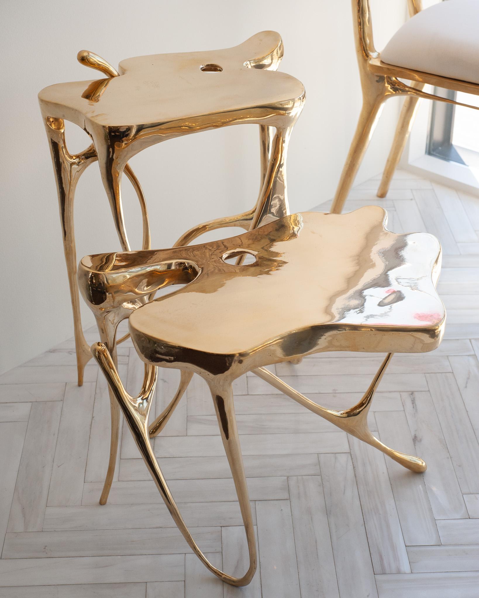 Table d'appoint sculpturale contemporaine en laiton moulé poli en vente 1