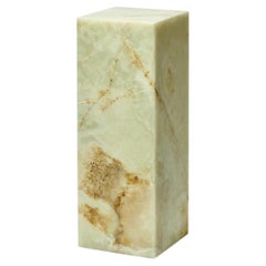 Piédestal contemporain en onyx vert poli avec veinage naturel