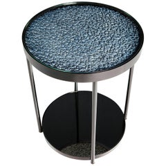 Table d'appoint contemporaine à ourlet en nickel poli avec base en miroir teinté gris