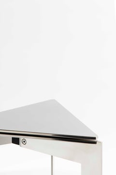 Mesa auxiliar triangular moderna y contemporánea, acero inoxidable pulido, Bélgica