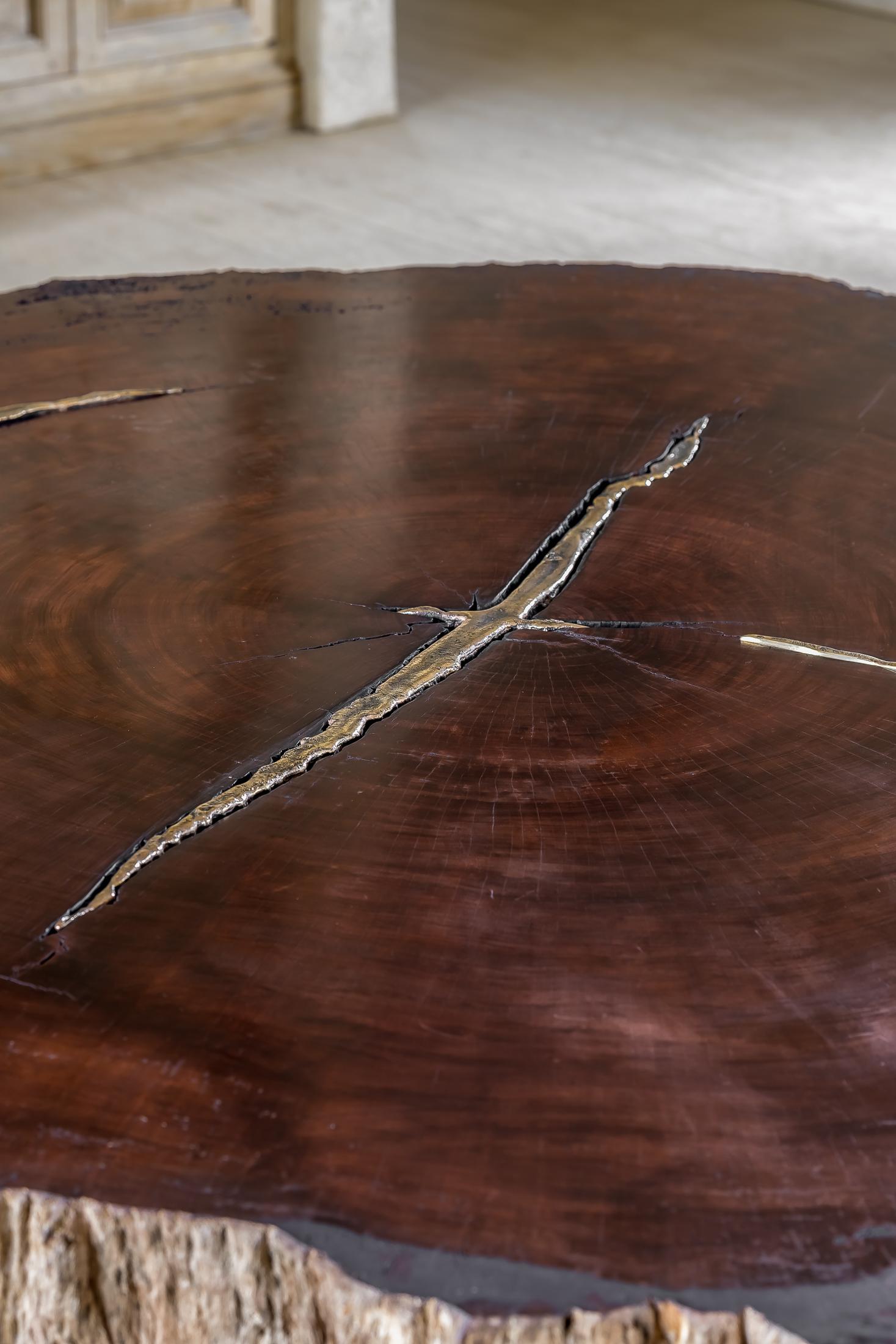 Anpassung der Lava Tablebase. Diese schöne und rara 2m Durchmesser Waterbubinga Holz kombiniert mit 3 seiner gegossenen Messing Tischbasen. Der Baum überlebte einen Waldbrand, bei dem sich diese Adern öffneten. Der Baum fand wieder die Kraft, weiter