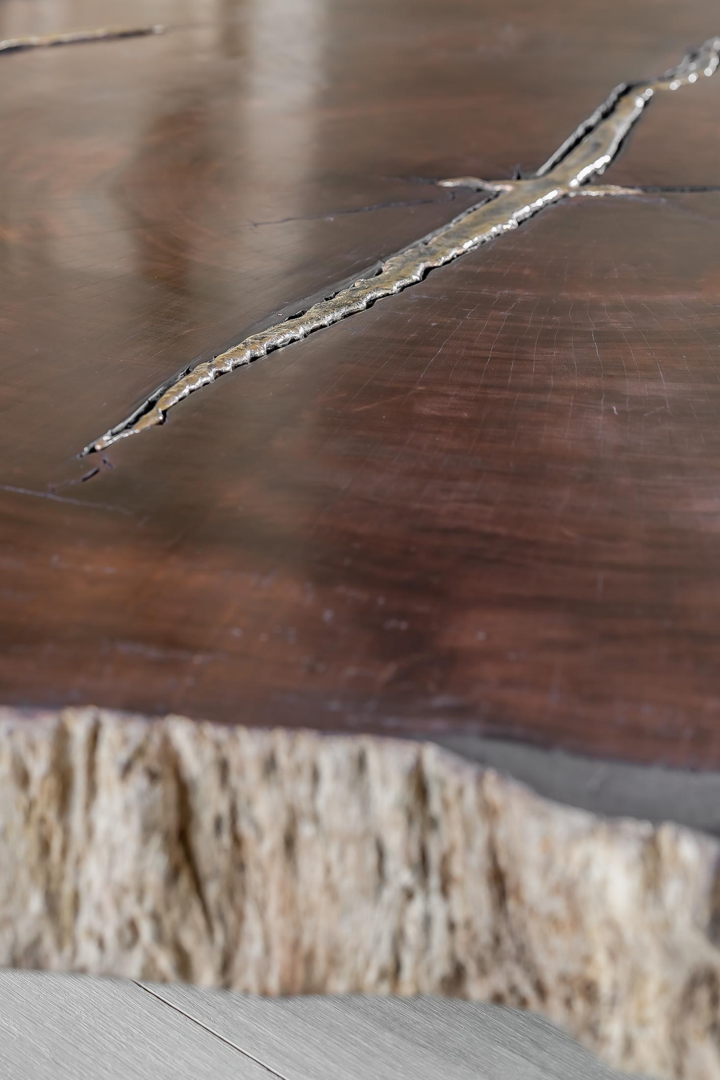 Contemporary Waterbubinga Holz poliert, Messingguss Couchtisch im Angebot 3