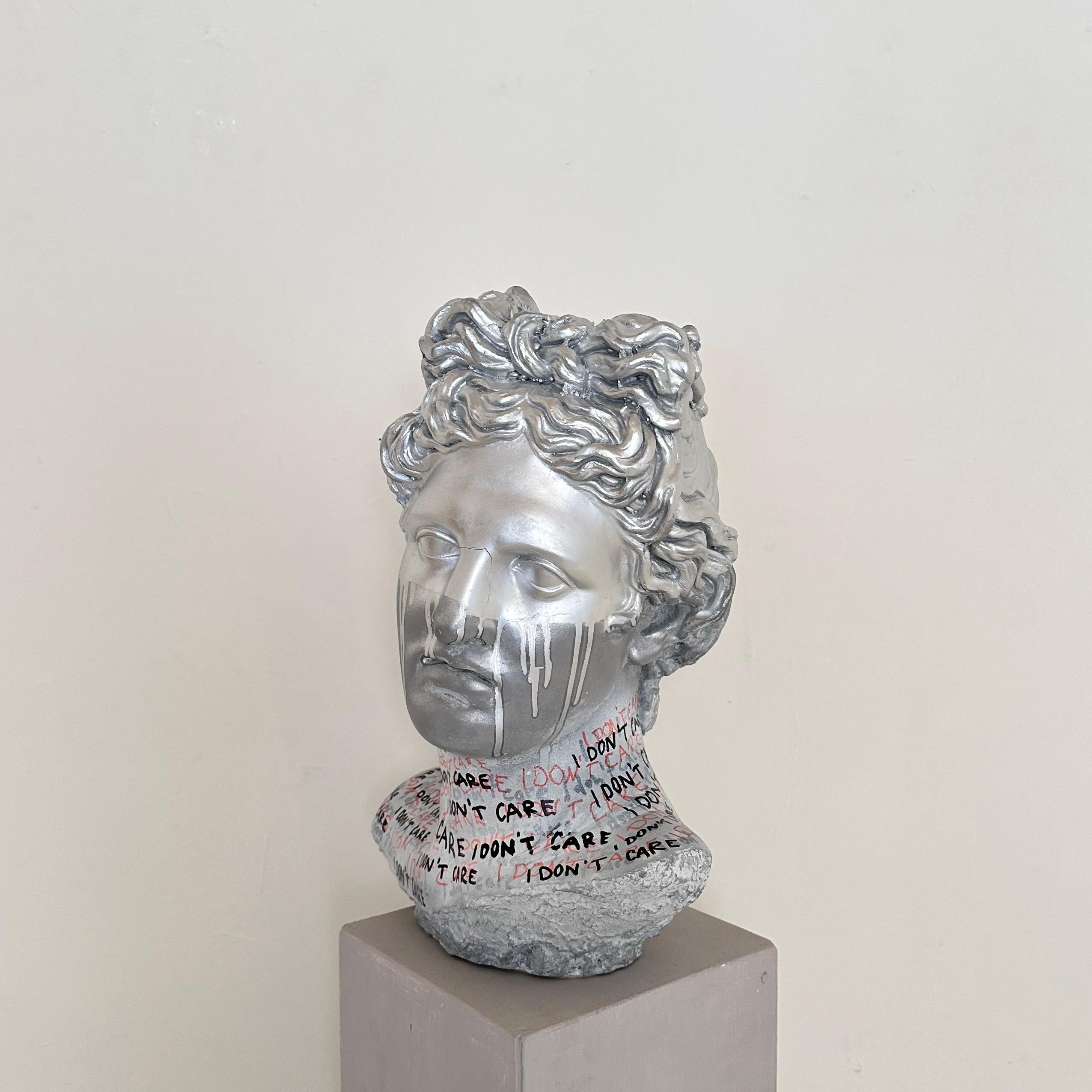 Scopri la vibrante energia del busto pop art contemporaneo di Felix Bachmann, creato nel 2024. Realizzato in calcestruzzo e decorato con audaci pennellate, incarna la fusione di materiali moderni ed espressione artistica. La maestria di Bachmann nel