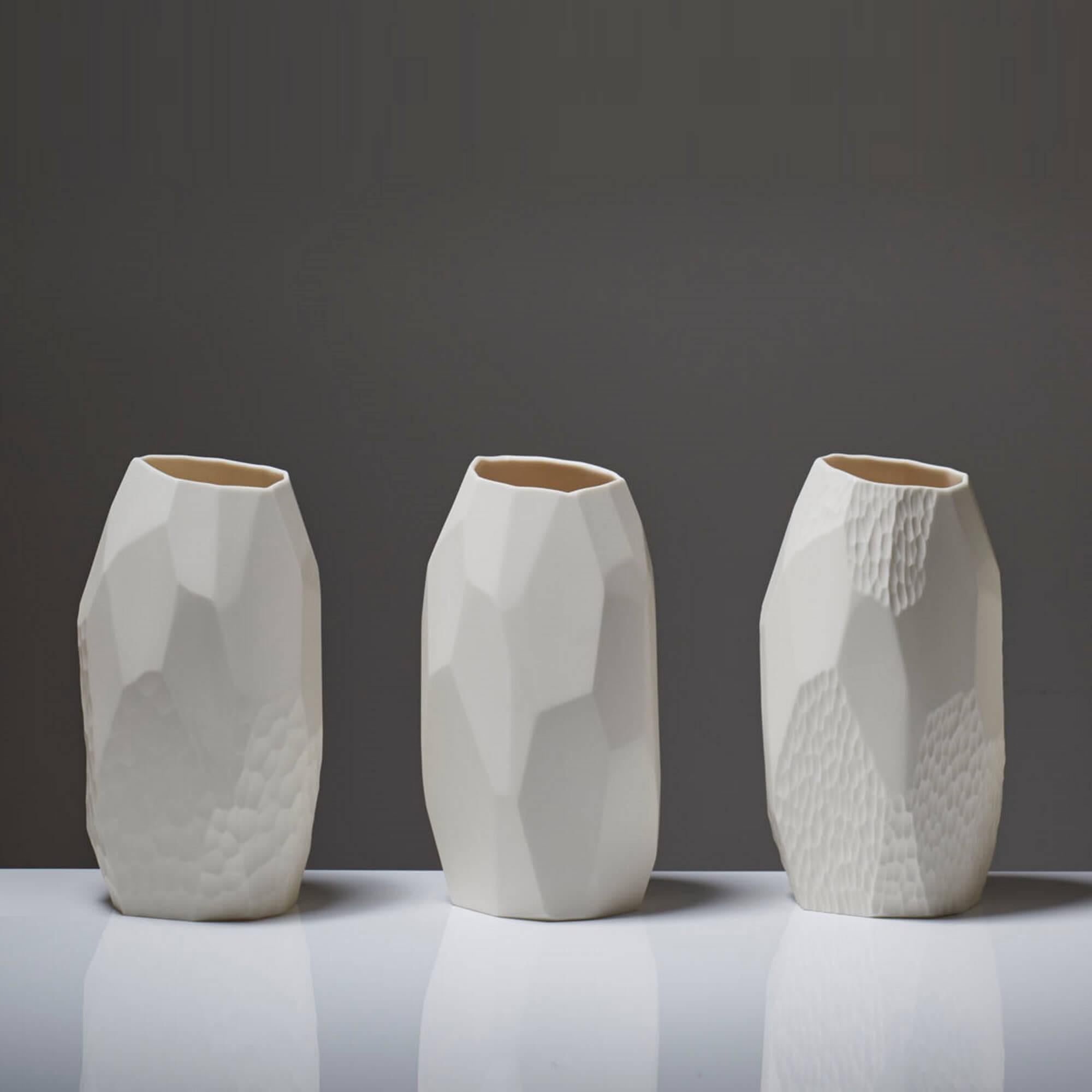 Ispirata alle formazioni rocciose, Fragments è una collezione di vasi in porcellana, la più grande ancora prodotta dal duo. Ogni vaso di porcellana è realizzato con la tradizionale tecnica della colata a scorrimento, in cui l'argilla liquida viene