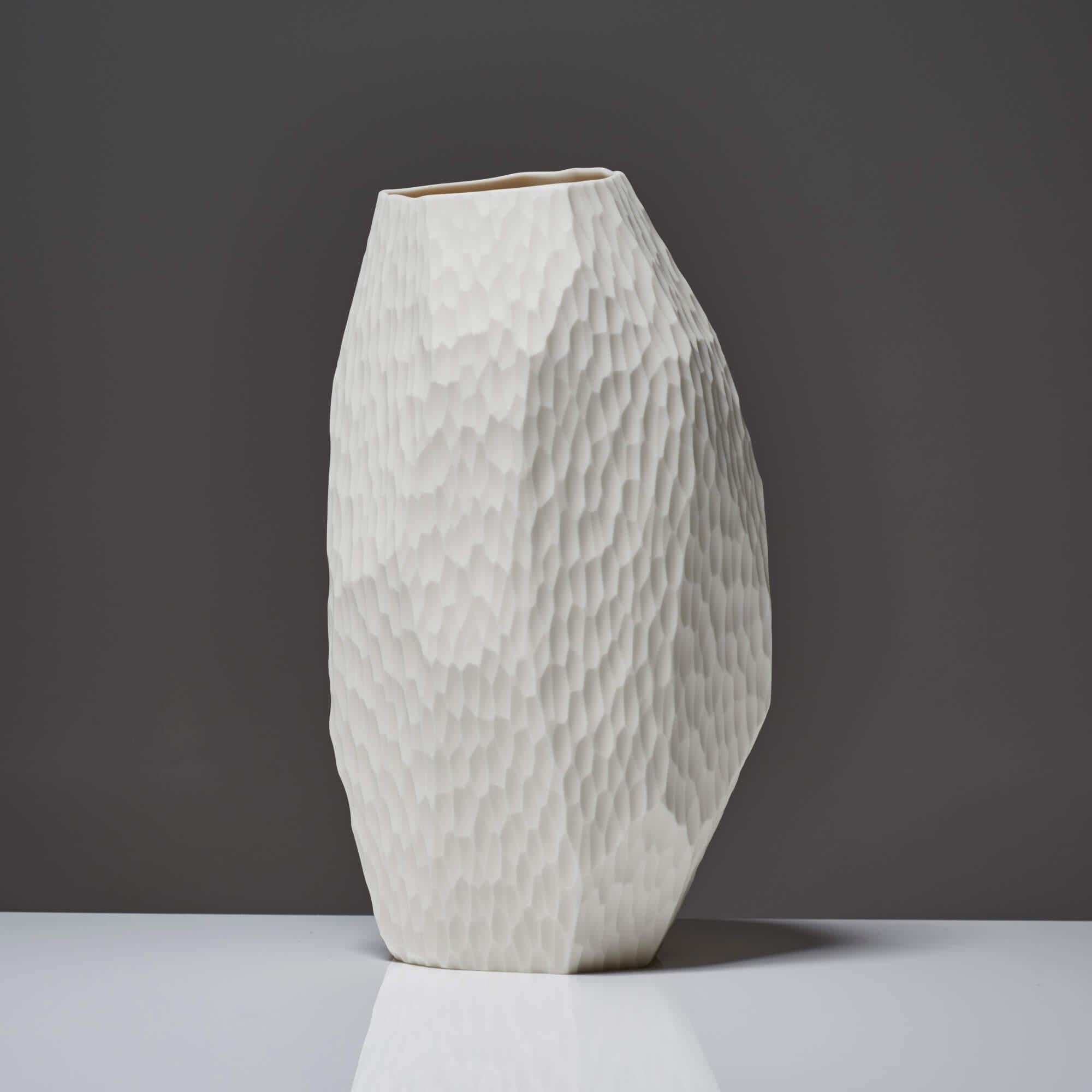Britannico Vaso contemporaneo in porcellana 'Fragment Vase' di Vezzini & Chen in vendita