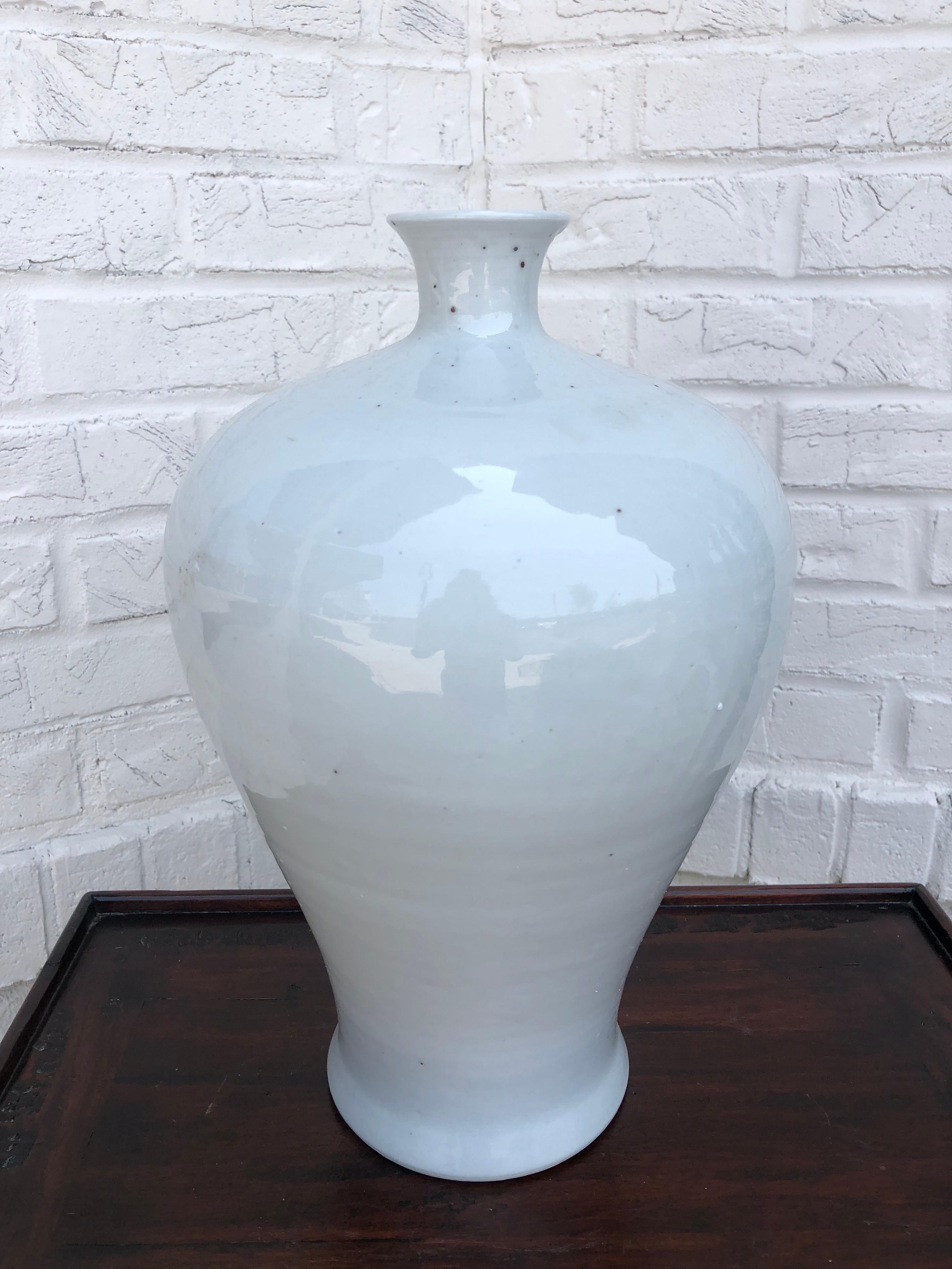 This traditional Chinese meiping vase is guaranteed to make a statement anywhere in your home. Characterized by bold curves and a small opening at the top. The vase would look lovely with one or a few stems of seasonal florals, or as a stand alone