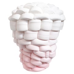 Vaso Fold monocromático de porcelana contemporánea de Steven Edwards