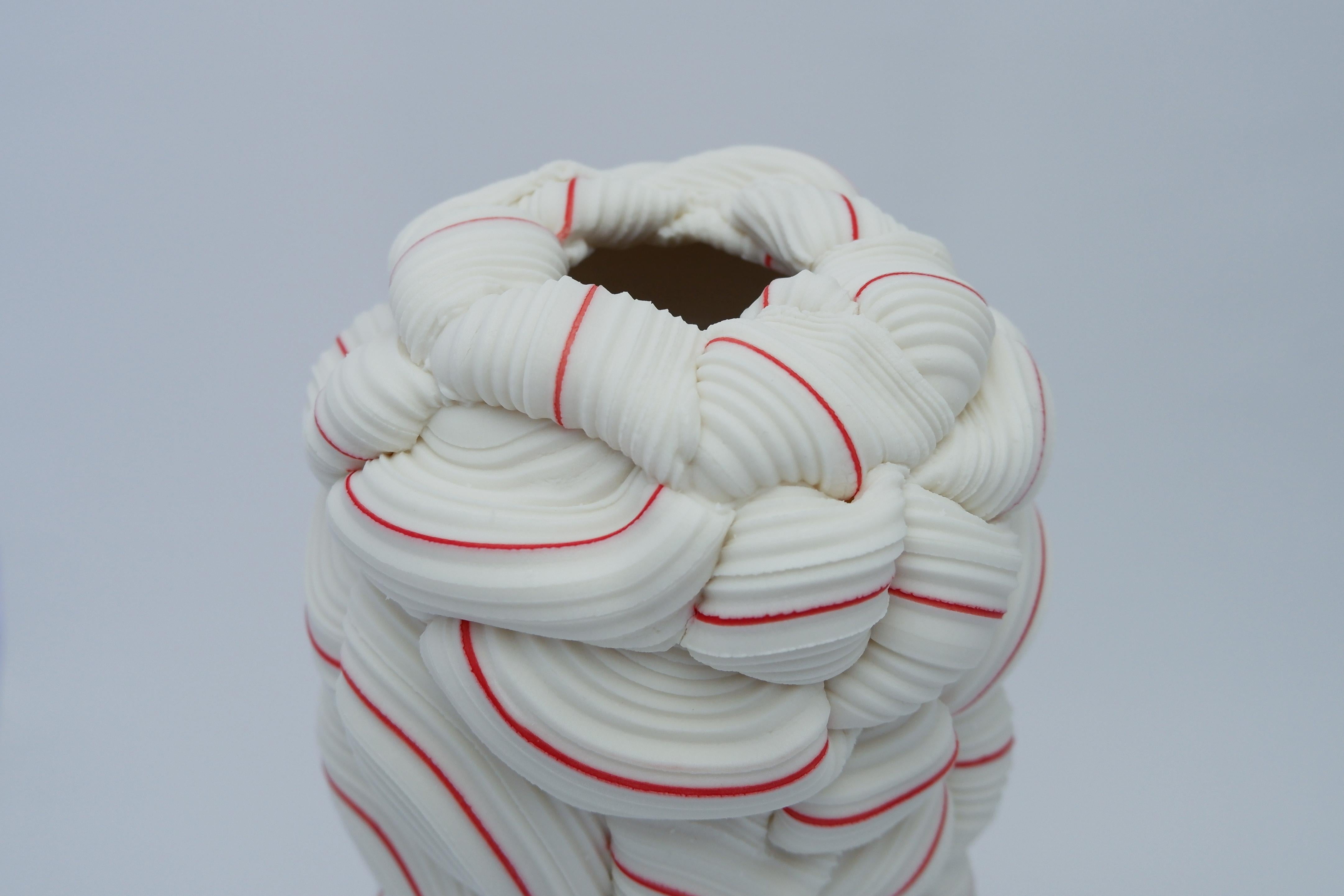 Fatto a mano Vaso in porcellana contemporanea Stripes Fold X di Steven Edwards in vendita