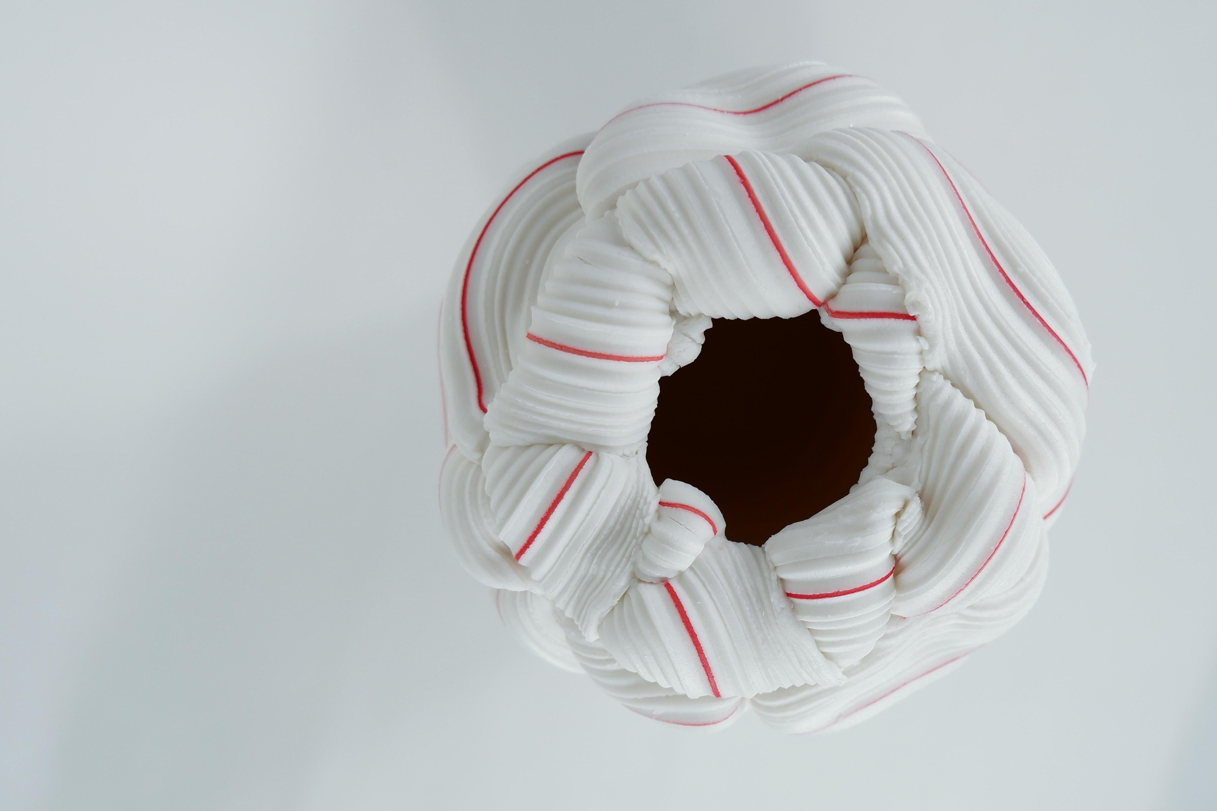 Vaso in porcellana contemporanea Stripes Fold X di Steven Edwards In condizioni Nuovo in vendita a 1204, CH