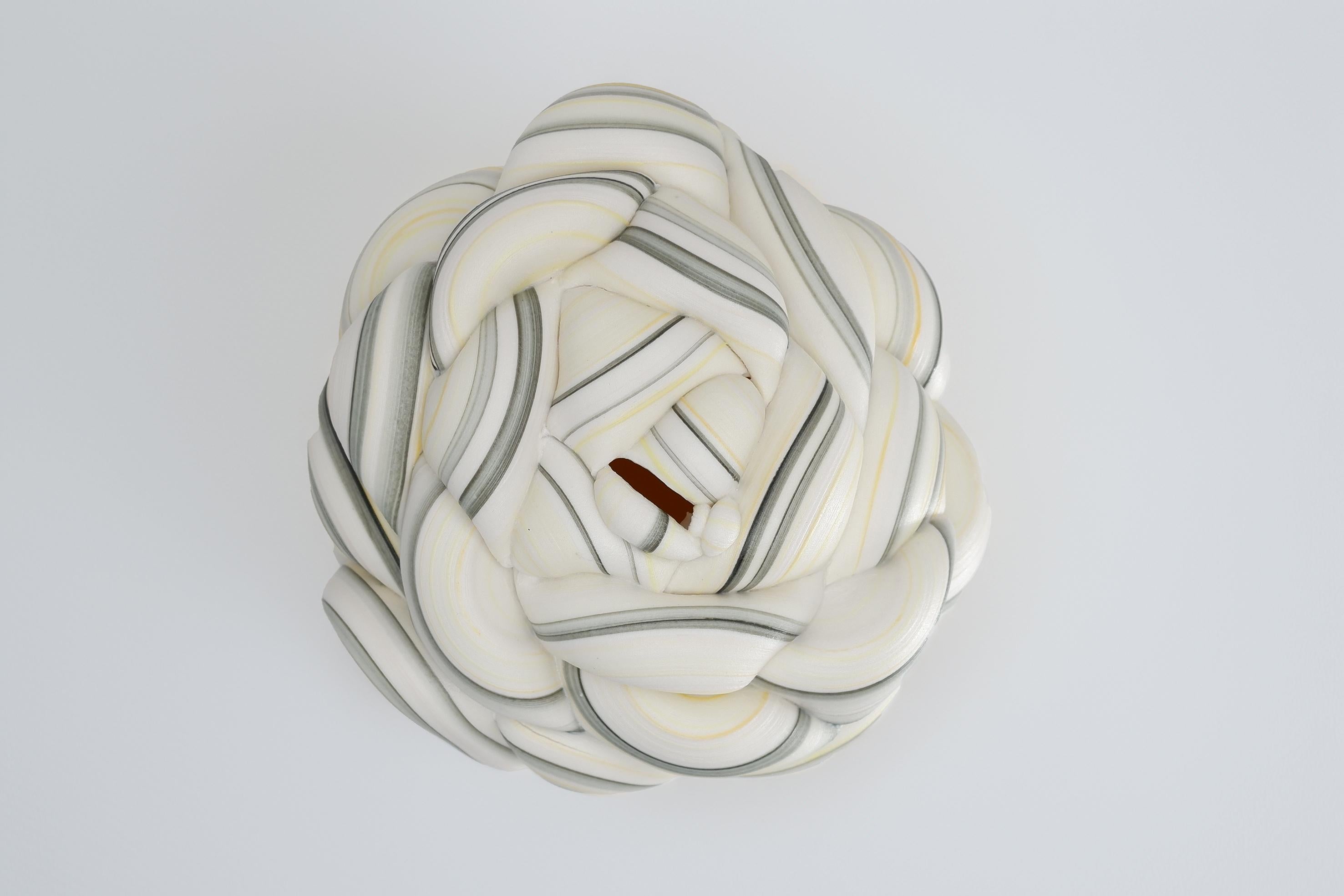 Striped Foldes XIII fa parte di una serie di sculture in ceramica che esplorano i confini del materiale, il linguaggio del fare e le caratteristiche della forma. È stata sviluppata applicando processi fissi alla realizzazione e assemblata