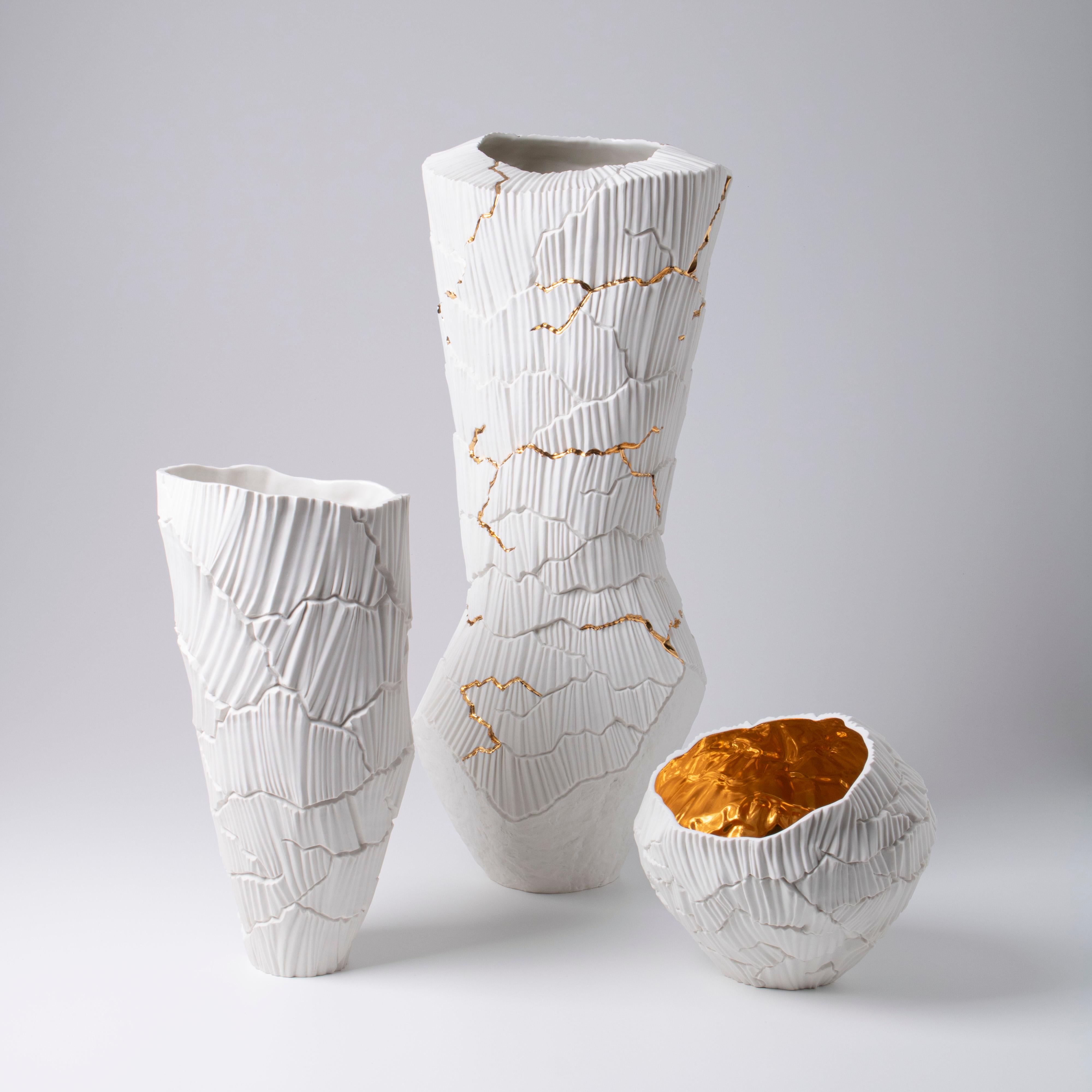 Italiano Vaso alto in porcellana contemporanea Oro bianco Kintsugi Ceramica dipinta a mano Fos in vendita
