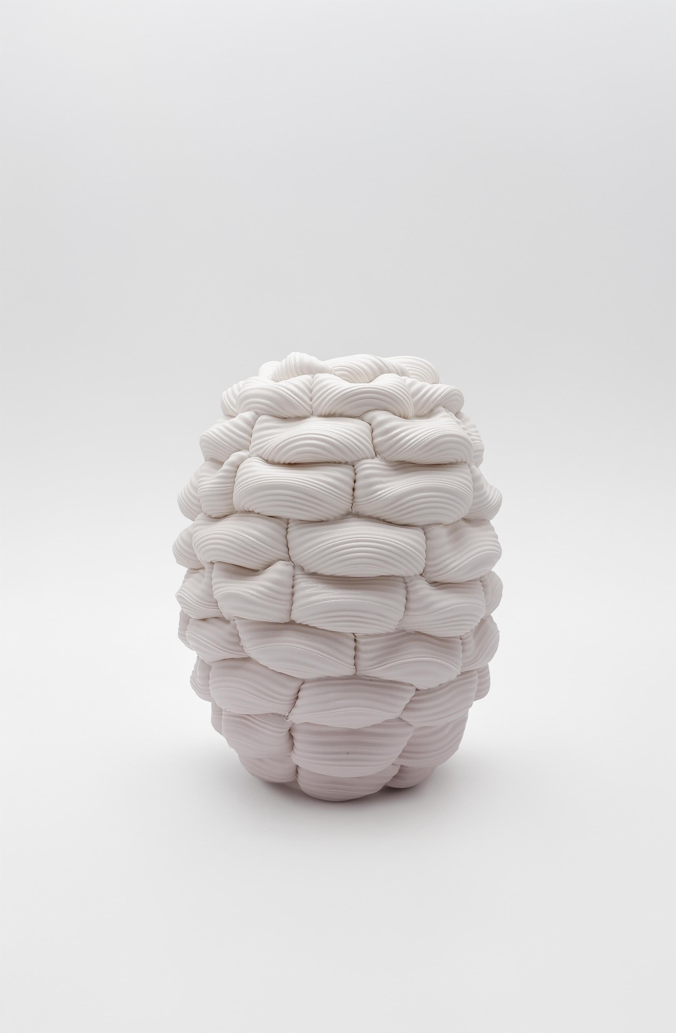 Fatto a mano Vaso Tint Foldes in porcellana contemporanea di Steven Edwards in vendita