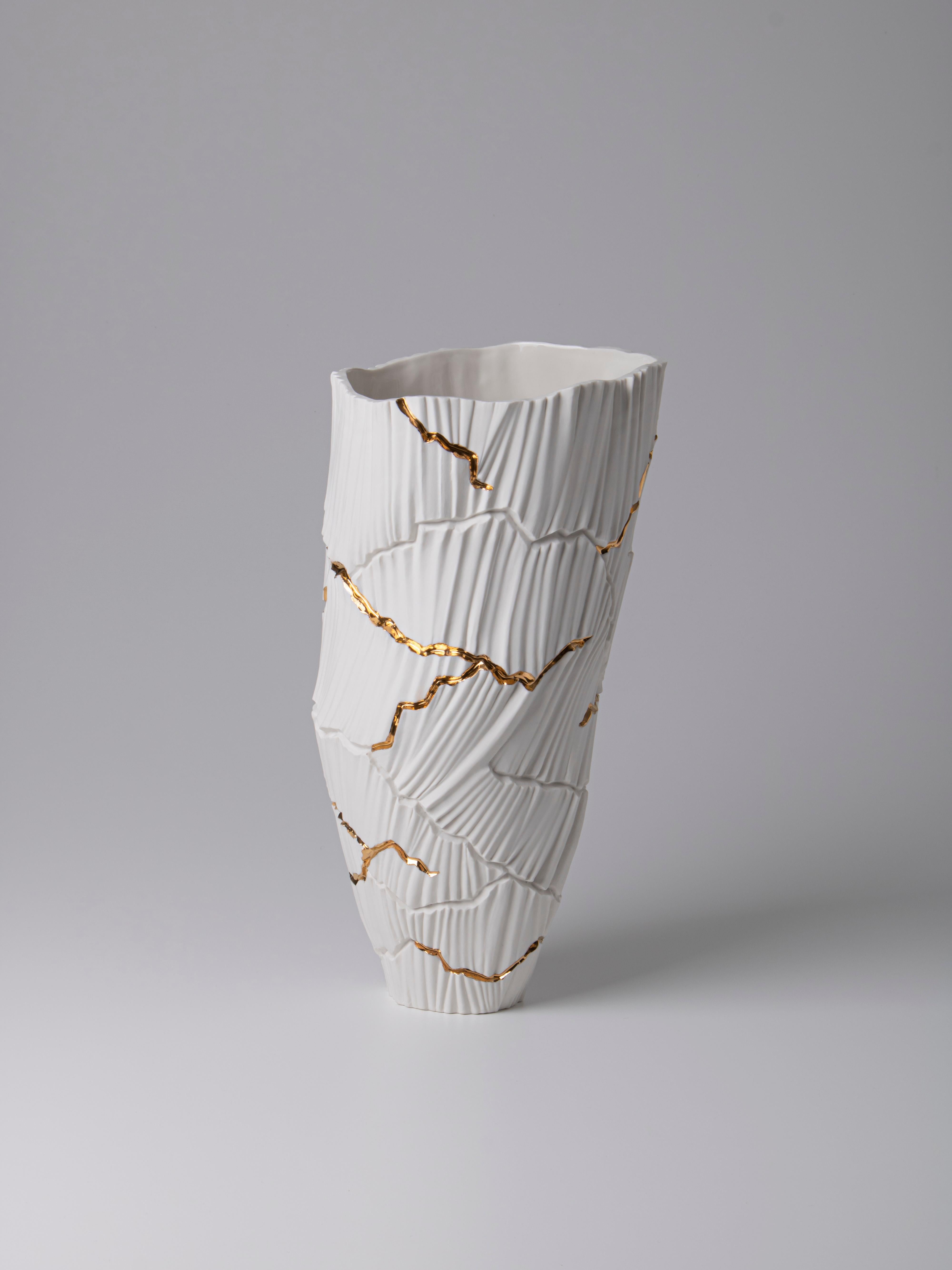italien Vase contemporain en porcelaine or Kintsugi en céramique blanche peinte à la main Italie Fos en vente