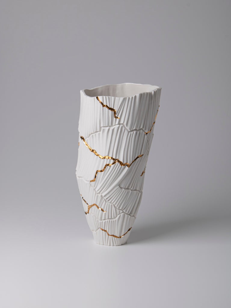 Italian Contemporary Porcelain Vase Gold Kintsugi White Ceramic Hand-Painted Italy Fos For Sale