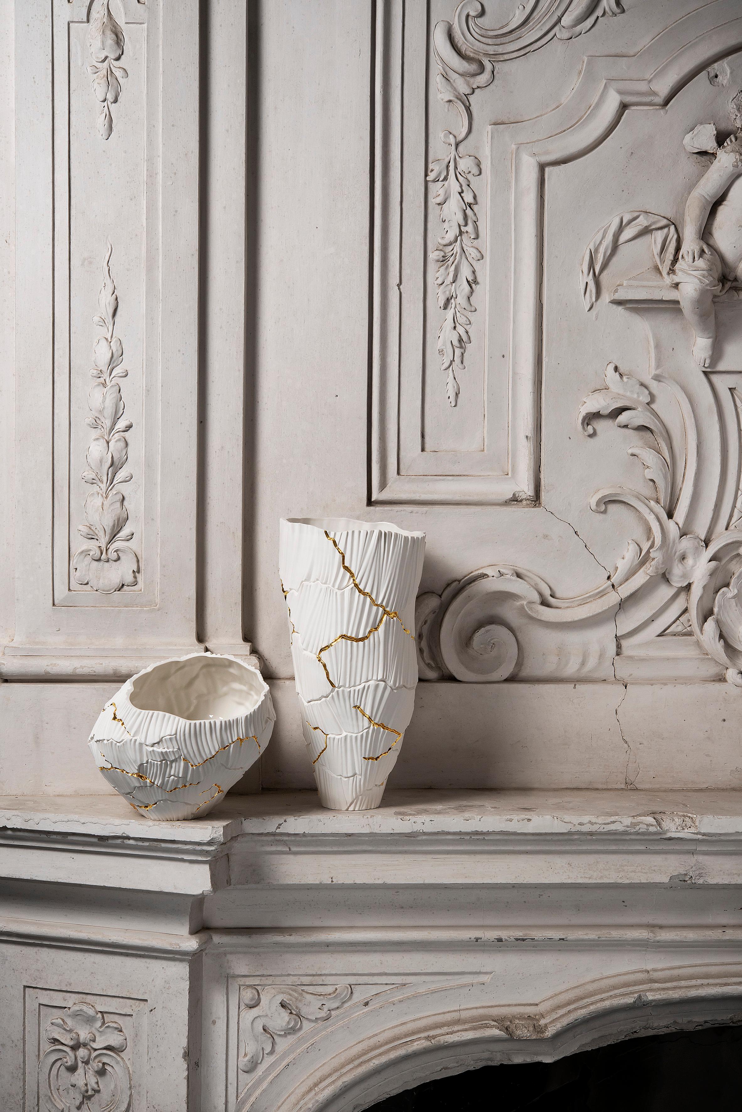 Moulage Vase contemporain en porcelaine or Kintsugi en céramique blanche peinte à la main Italie Fos en vente