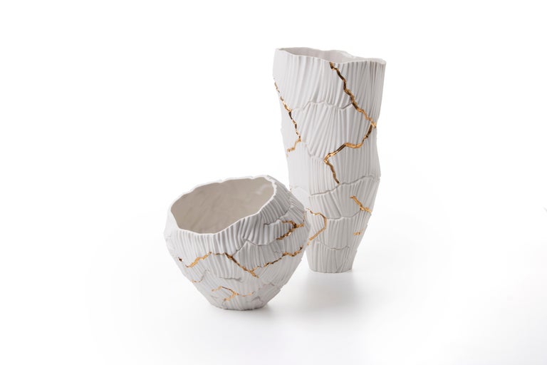 Contemporary Porcelain Vase Gold Kintsugi White Ceramic Hand-Painted Italy Fos In New Condition For Sale In Faenza, IT
