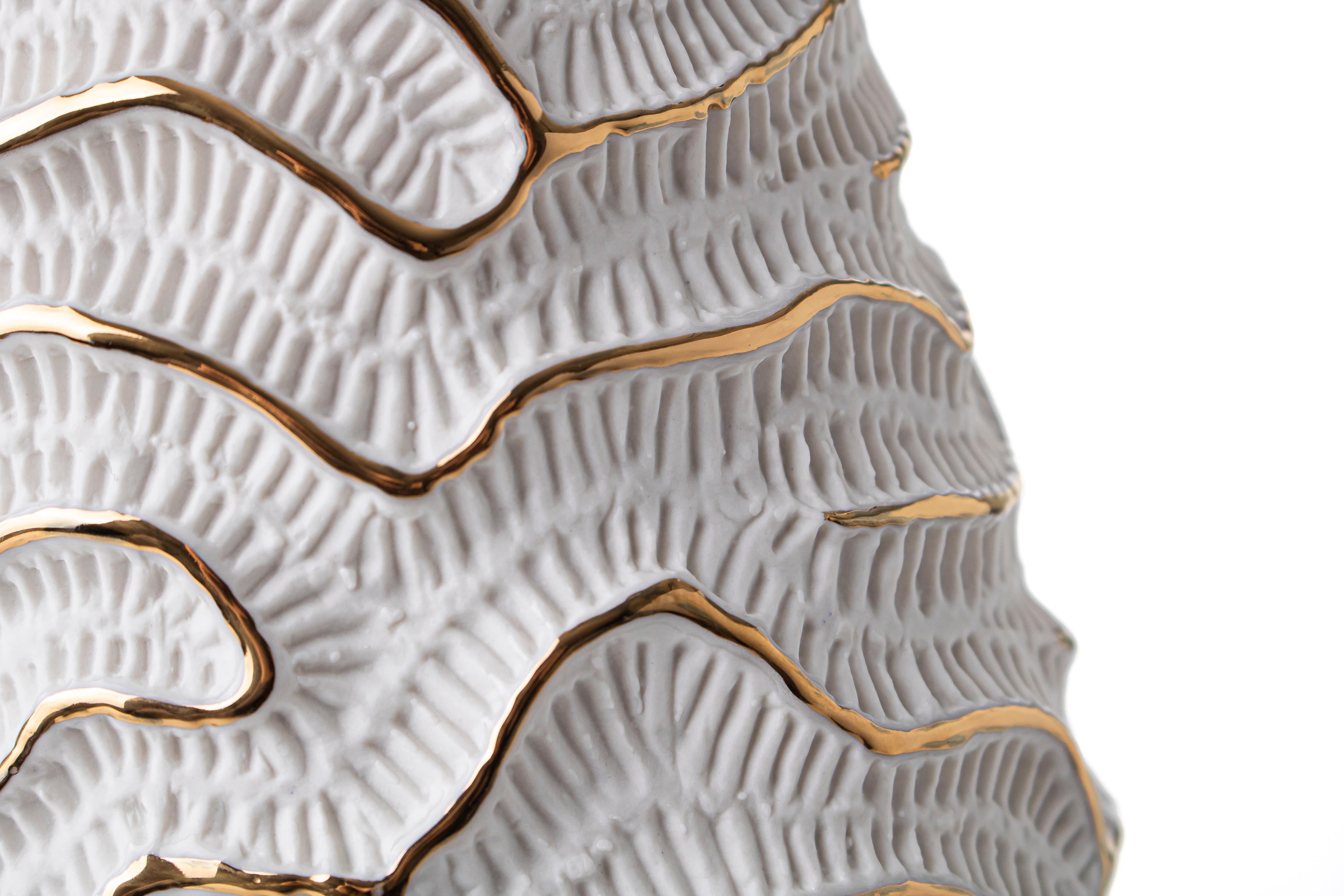 This porcelain vase, inspired by Coral Reef, combines the mysterious beauty of Nature with the timeless elegance of gold 23k, for unique and contemporary interiors. A dense minute texture, referring to fossils of madrepores, acts as a skeleton for