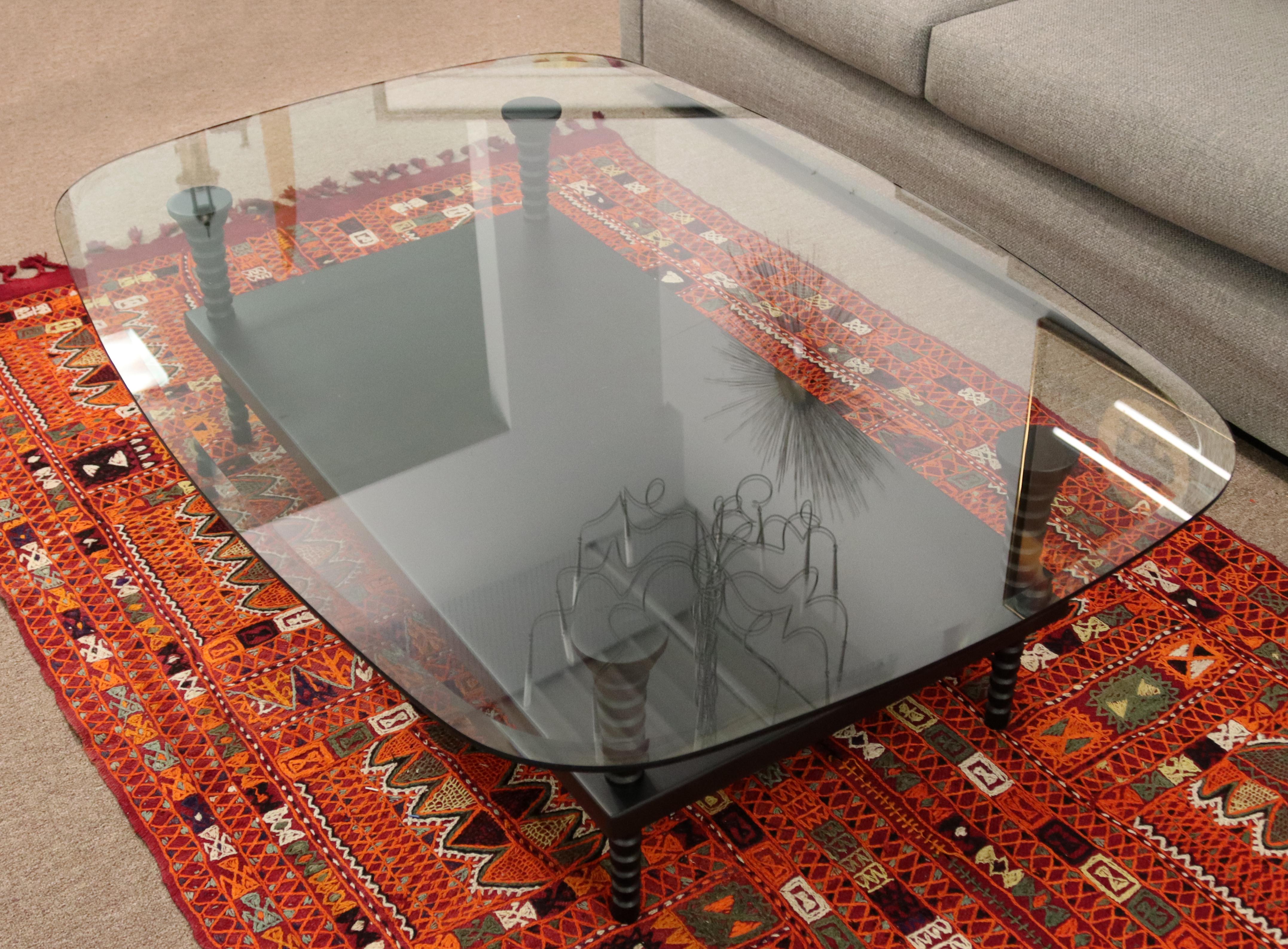 Te presentamos una magnífica mesa de centro rectangular, con tapa de cristal, de Dialogica, de la década de 1990. En excelente estado. Las dimensiones son 60