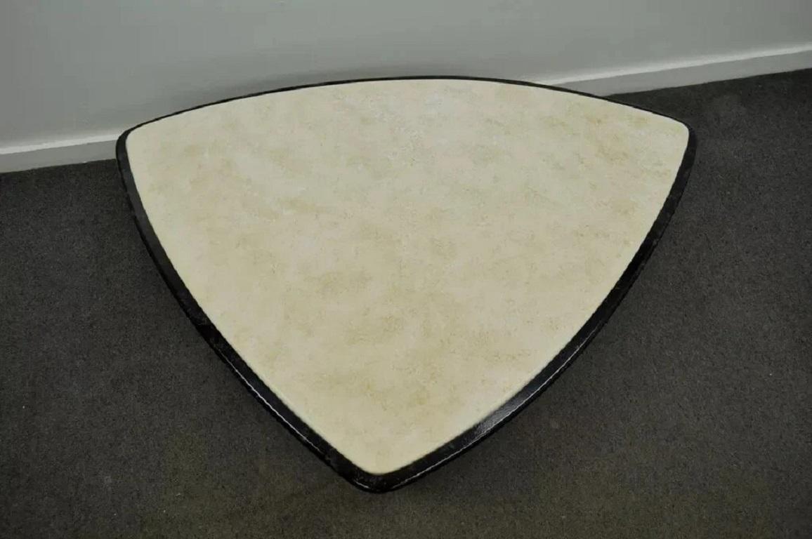 Contemporary Postmodern Faux Marble Top Sculptural Triangular Coffee Table (Unbekannt) im Angebot