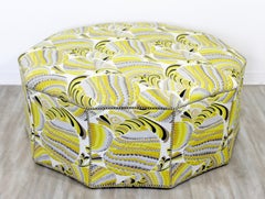 Sedia sgabello a pedale imbottita con borchie Swaim, contemporanea e postmoderna, di grandi dimensioni