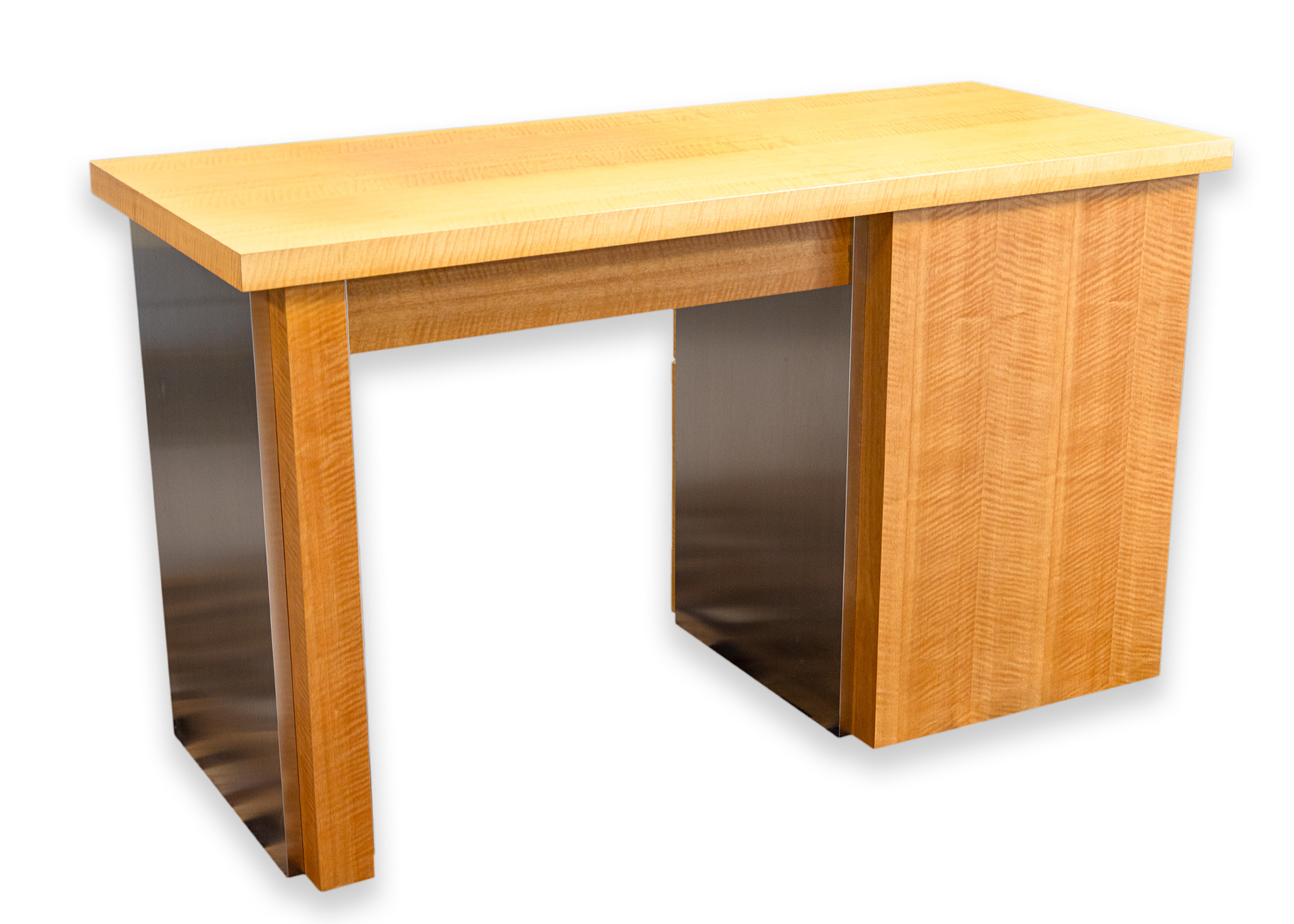 Una scrivania postmoderna in legno e metallo. Si tratta di una scrivania bella ma semplice, con uno stile postmoderno. Questo pezzo presenta un mix di legno e metallo, con un ampio piano e una struttura in legno e lati in metallo. Questa scrivania