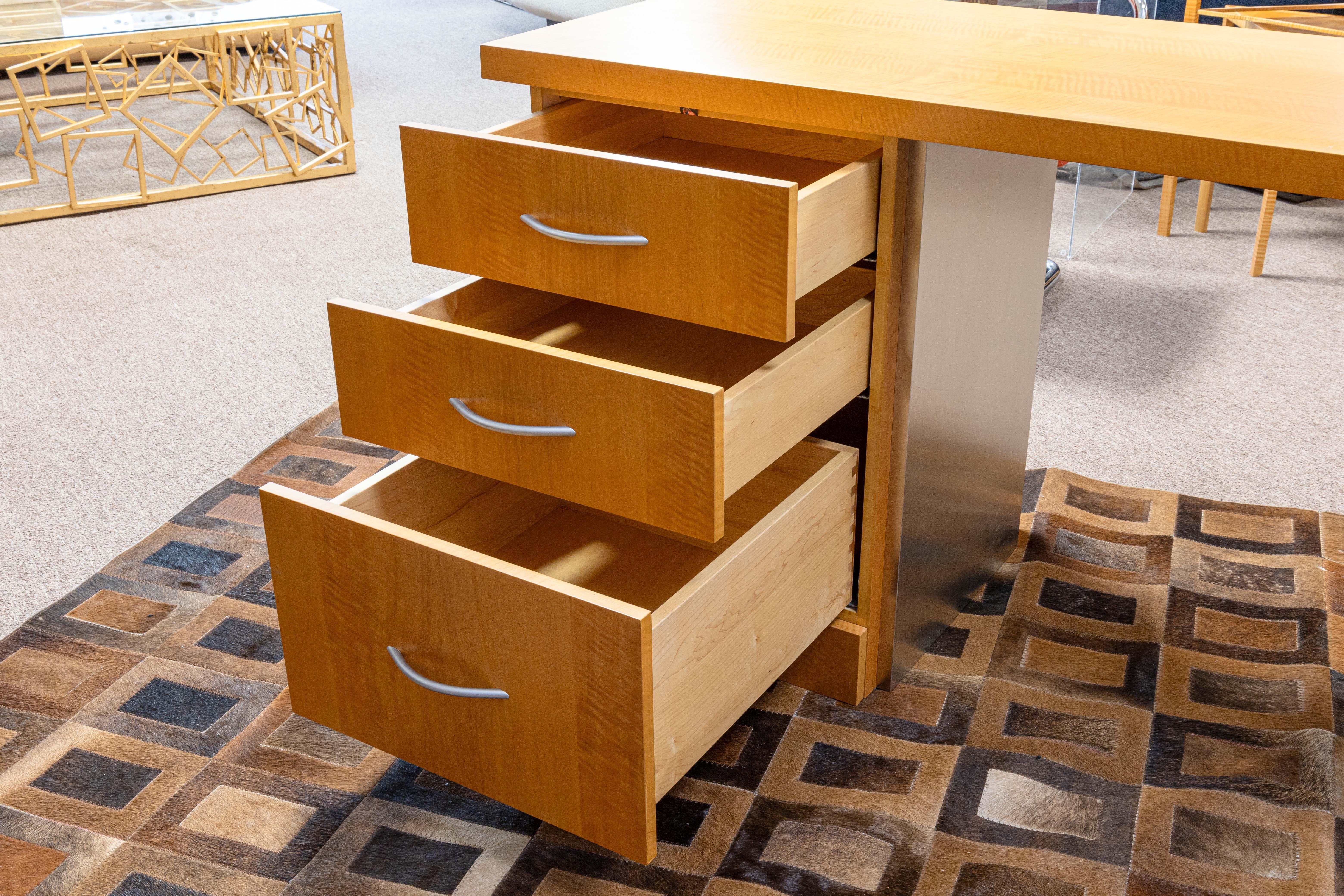 Legno Scrivania postmoderna in Wood e metallo con cassetti in vendita