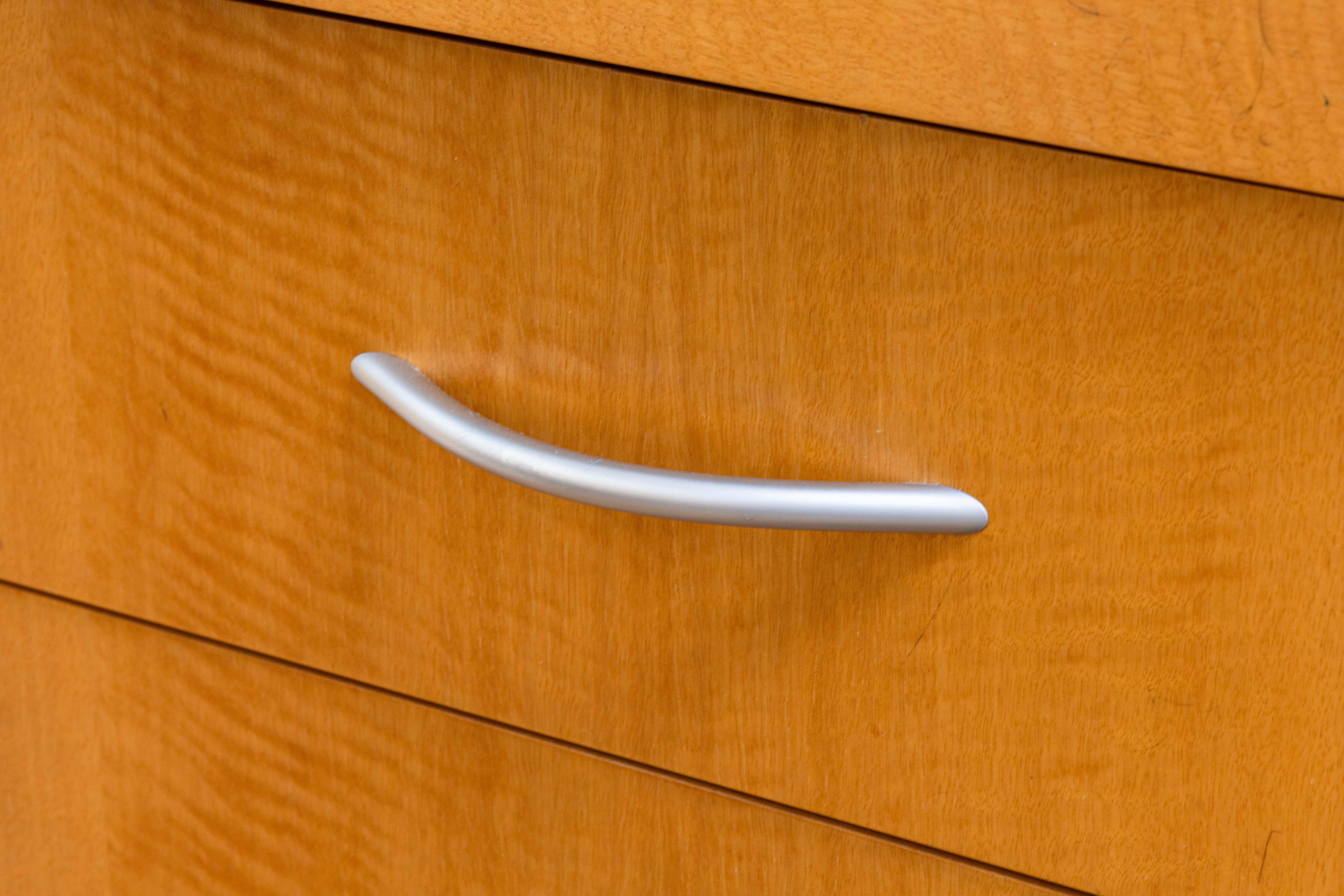 Scrivania postmoderna in Wood e metallo con cassetti in vendita 1
