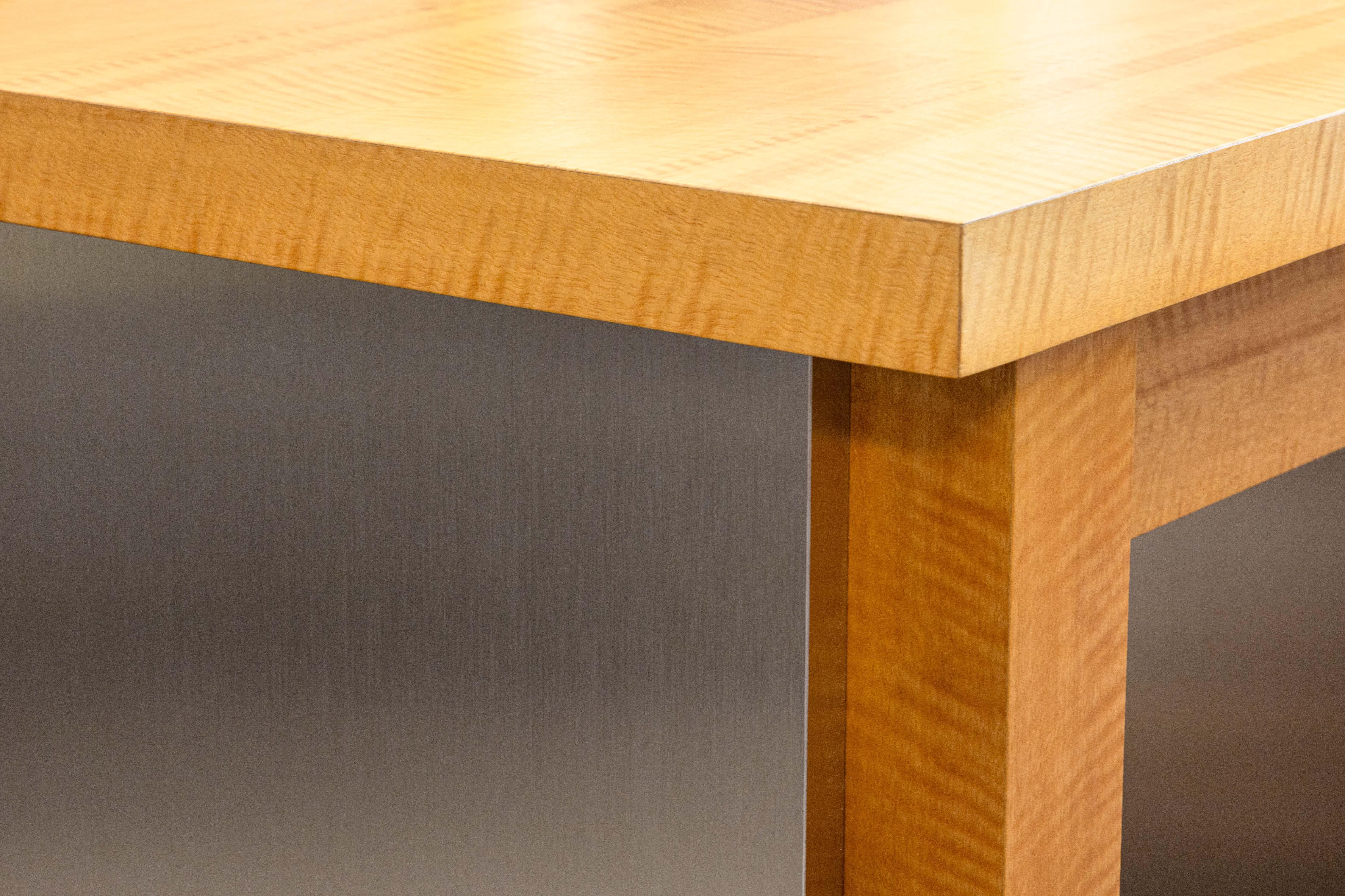 Scrivania postmoderna in Wood e metallo con cassetti in vendita 2