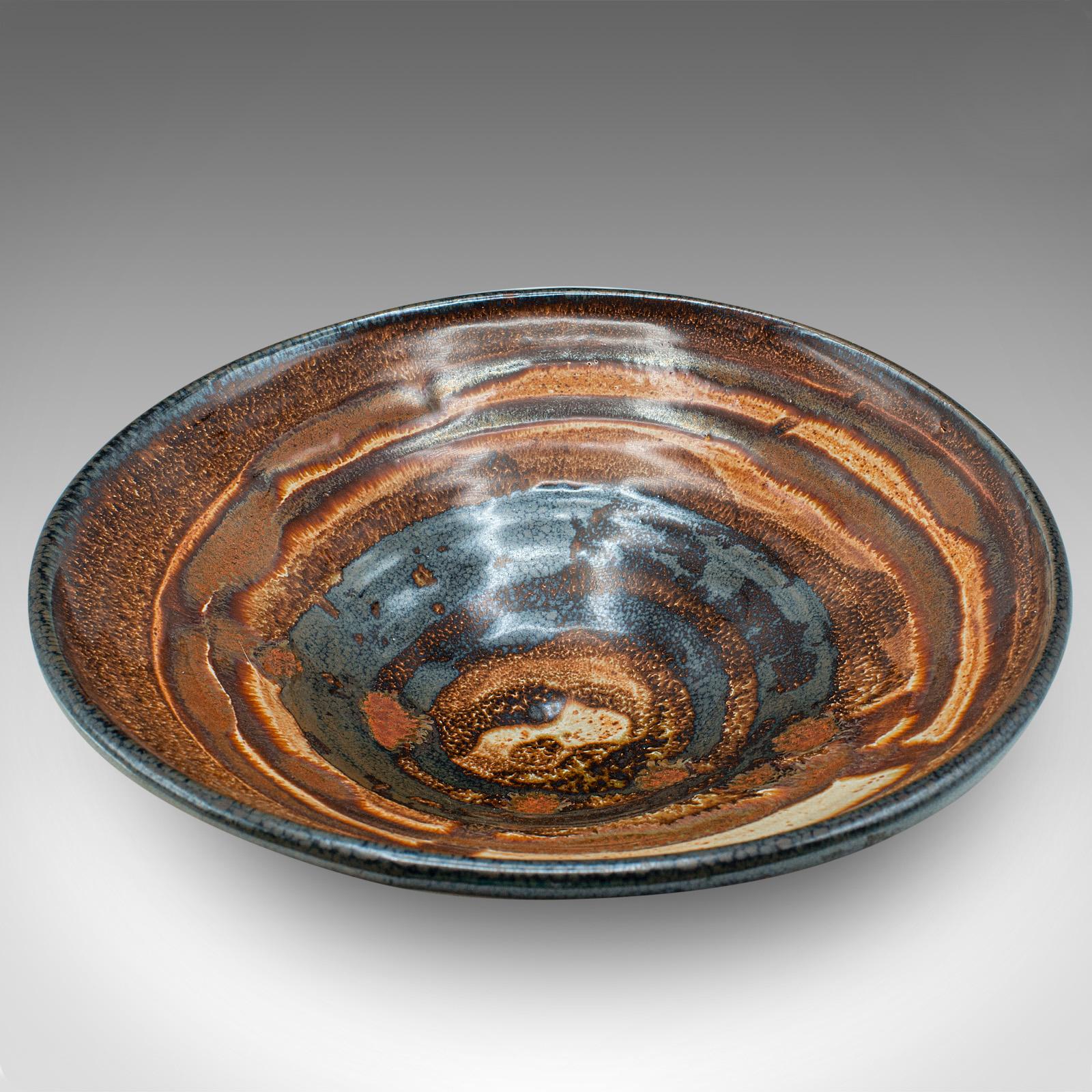
Questo è un piatto potpourri contemporaneo. Una ciotola da portata inglese in ceramica Studio Pottery risalente all'inizio del millennio.

Ispirazione al cioccolato fuso per l'arredamento distintivo
Mostra un ordine contemporaneo e desiderabile in