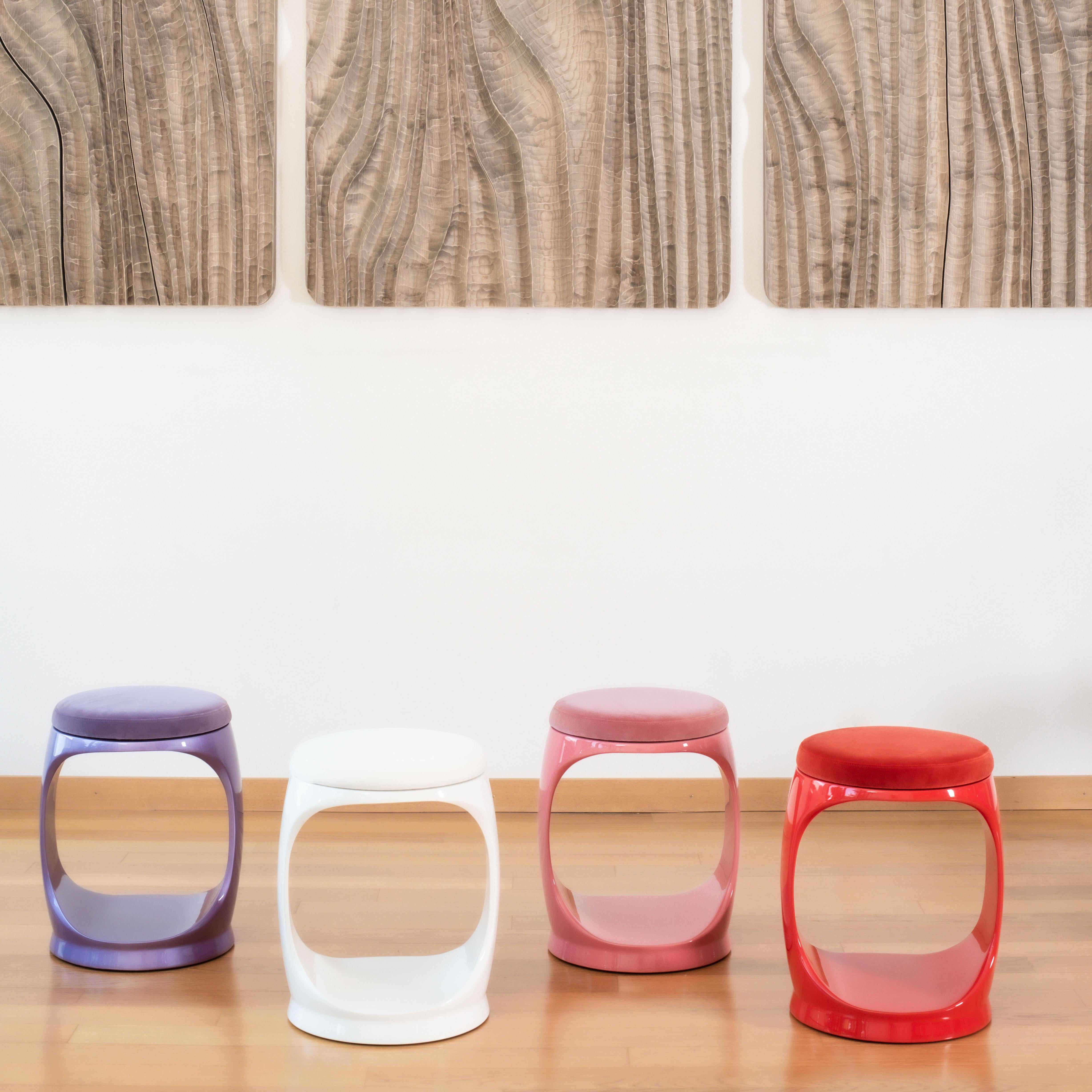 Puf contemporáneo made in Italy Signet Ring rojo, Hocker, Taburete Moldeado en venta