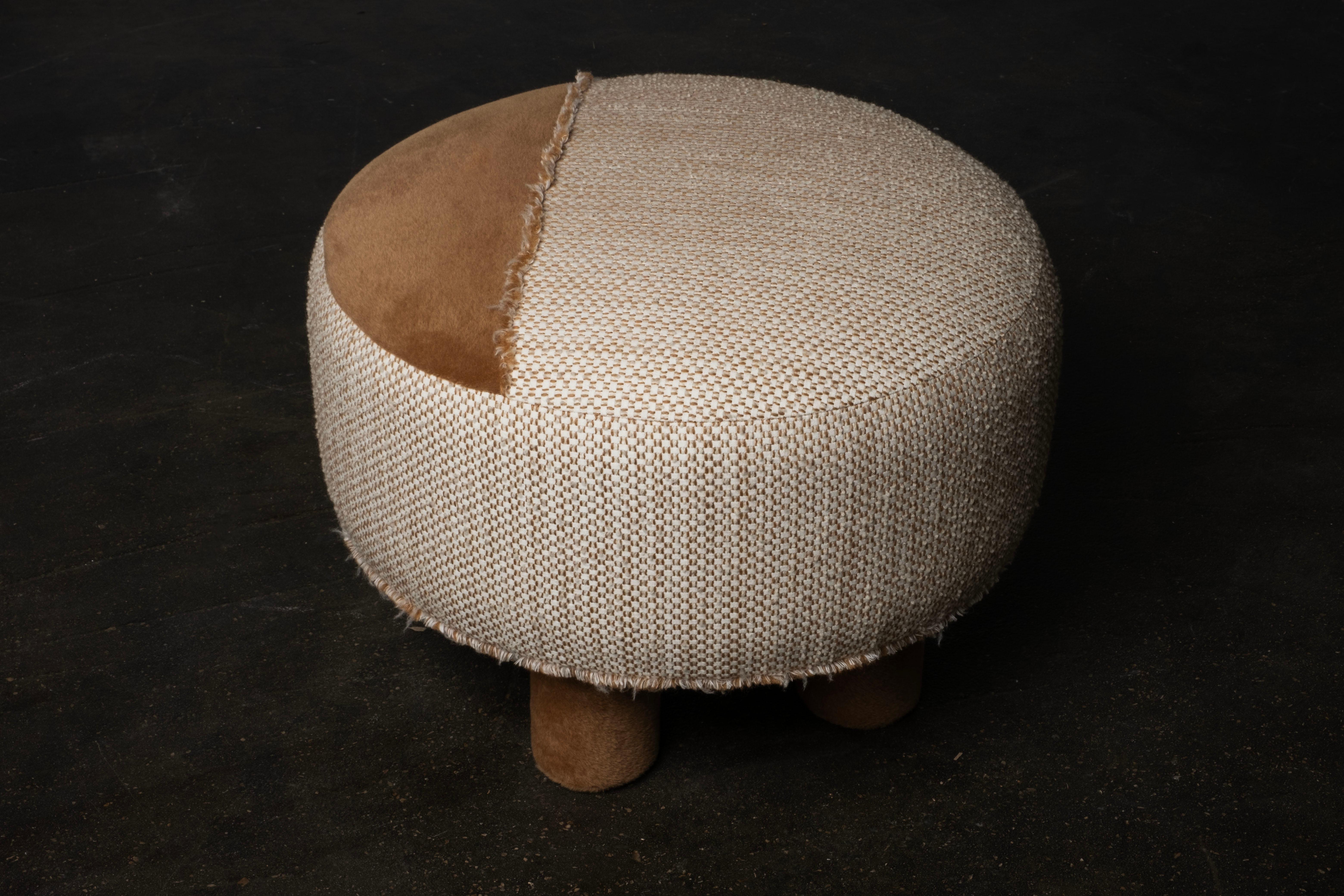 Pouf Ottoman, Collection Contemporary, Fabriqué à la main au Portugal - Europe

Un ottoman confortable avec une touche luxueuse. Rembourré en jacquard Filippo Uecher beige et en tissus d'alpaga Dedar marron. Destiné à embellir toutes les finitions,