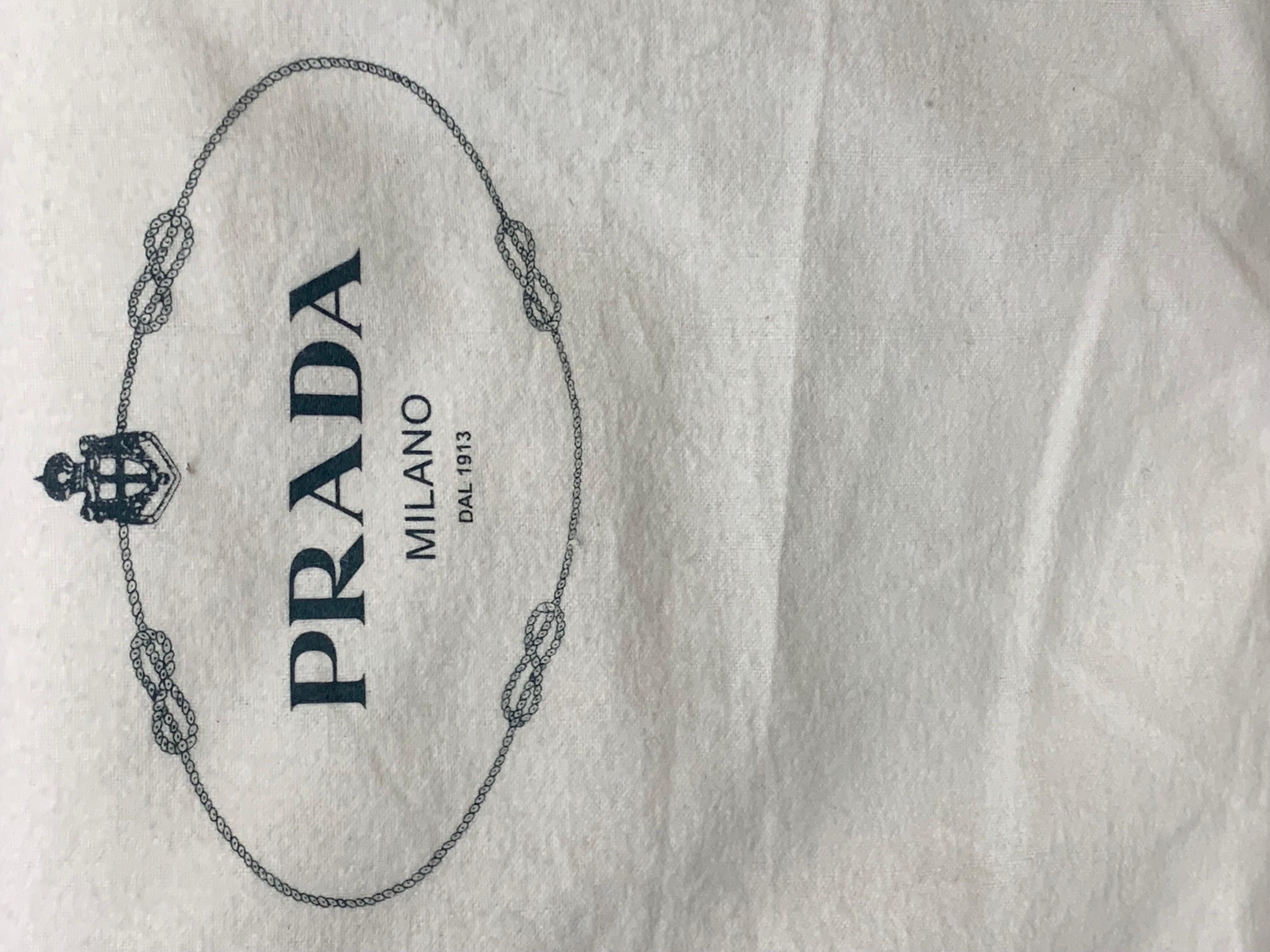 Prada - Sac de voyage contemporain en cuir jaune ananas à double face en forme de coin en vente 7