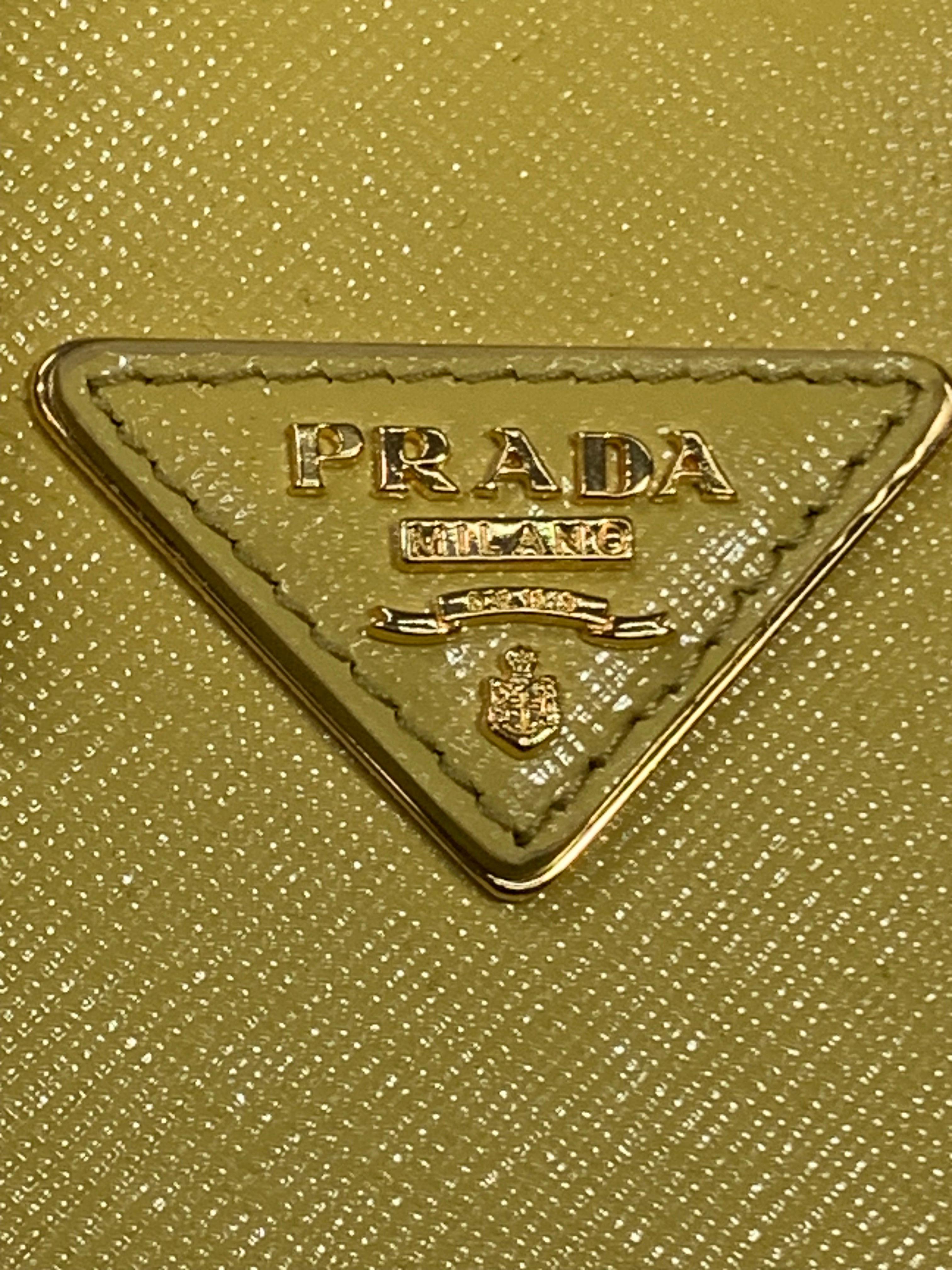 Contemporary Prada Pineapple Yellow Double-Sided Wedge-Shaped Leather Travel Bag: Tasche aus strukturiertem Kalbsleder in Saffiano-Optik mit Reißverschluss, goldfarbenen Beschlägen und Nylon-Logo-Stofffutter. Nie benutzt. Neu mit