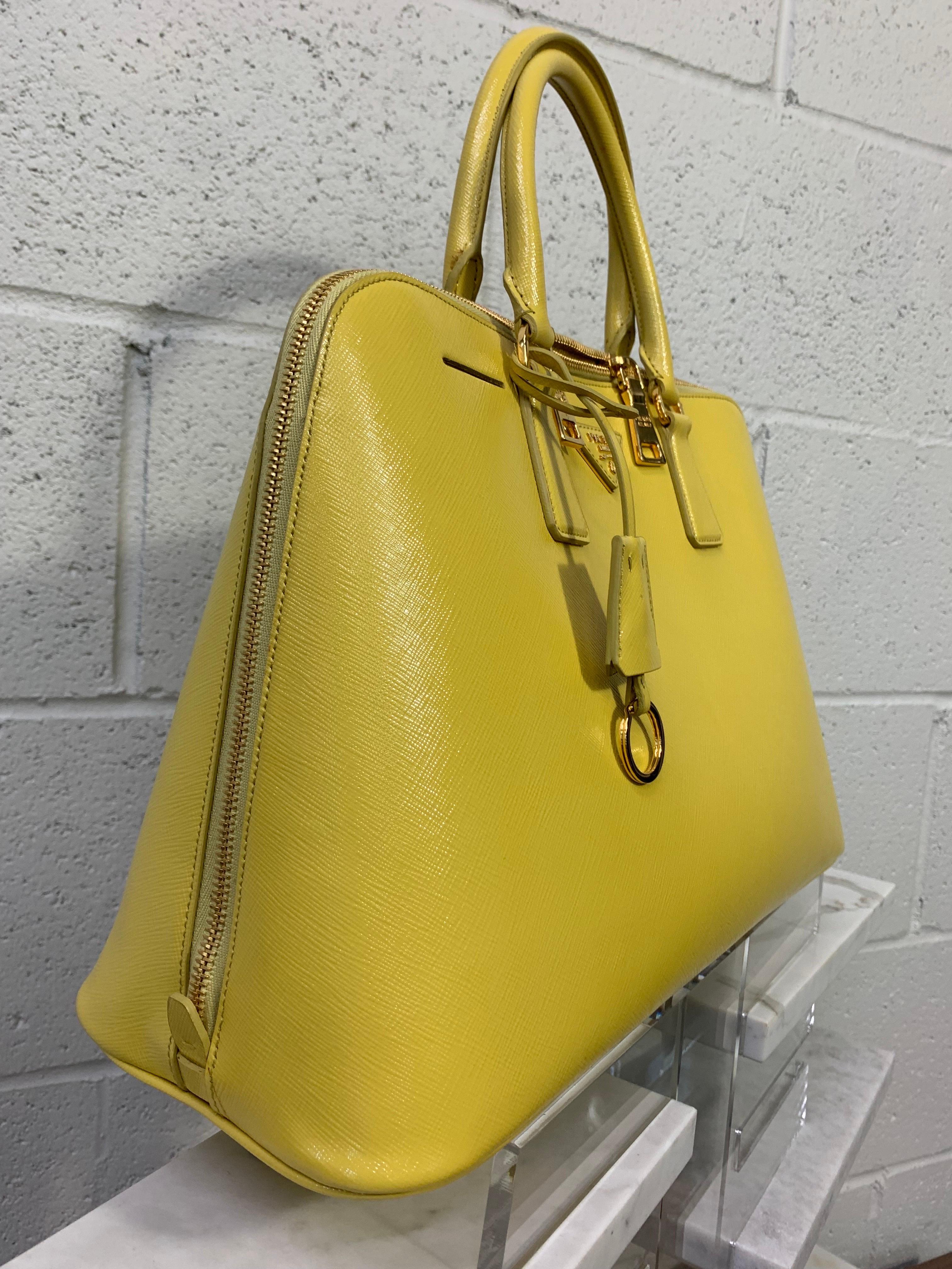 Prada - Sac de voyage contemporain en cuir jaune ananas à double face en forme de coin Neuf - En vente à Gresham, OR