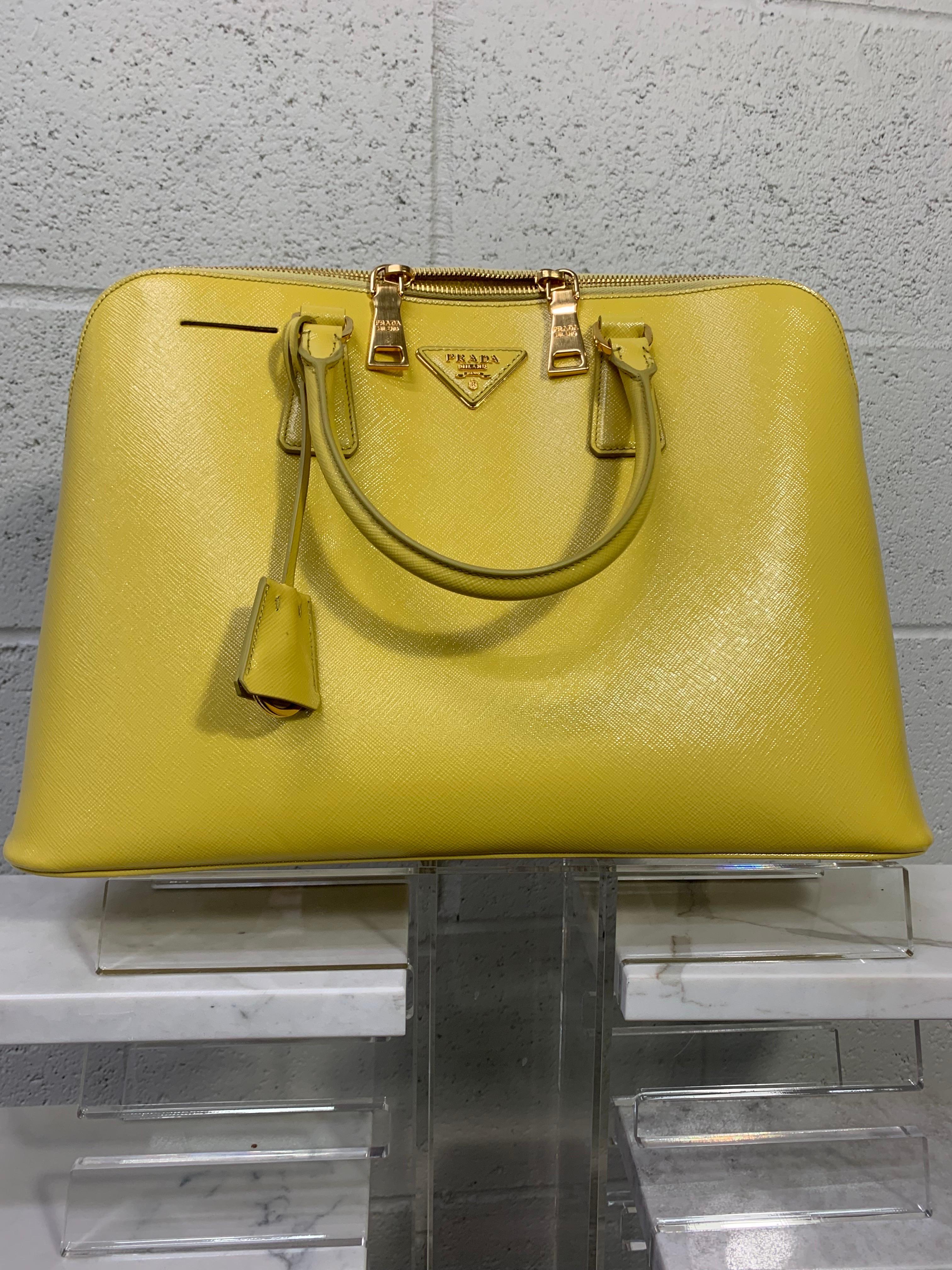 Prada - Sac de voyage contemporain en cuir jaune ananas à double face en forme de coin en vente 2