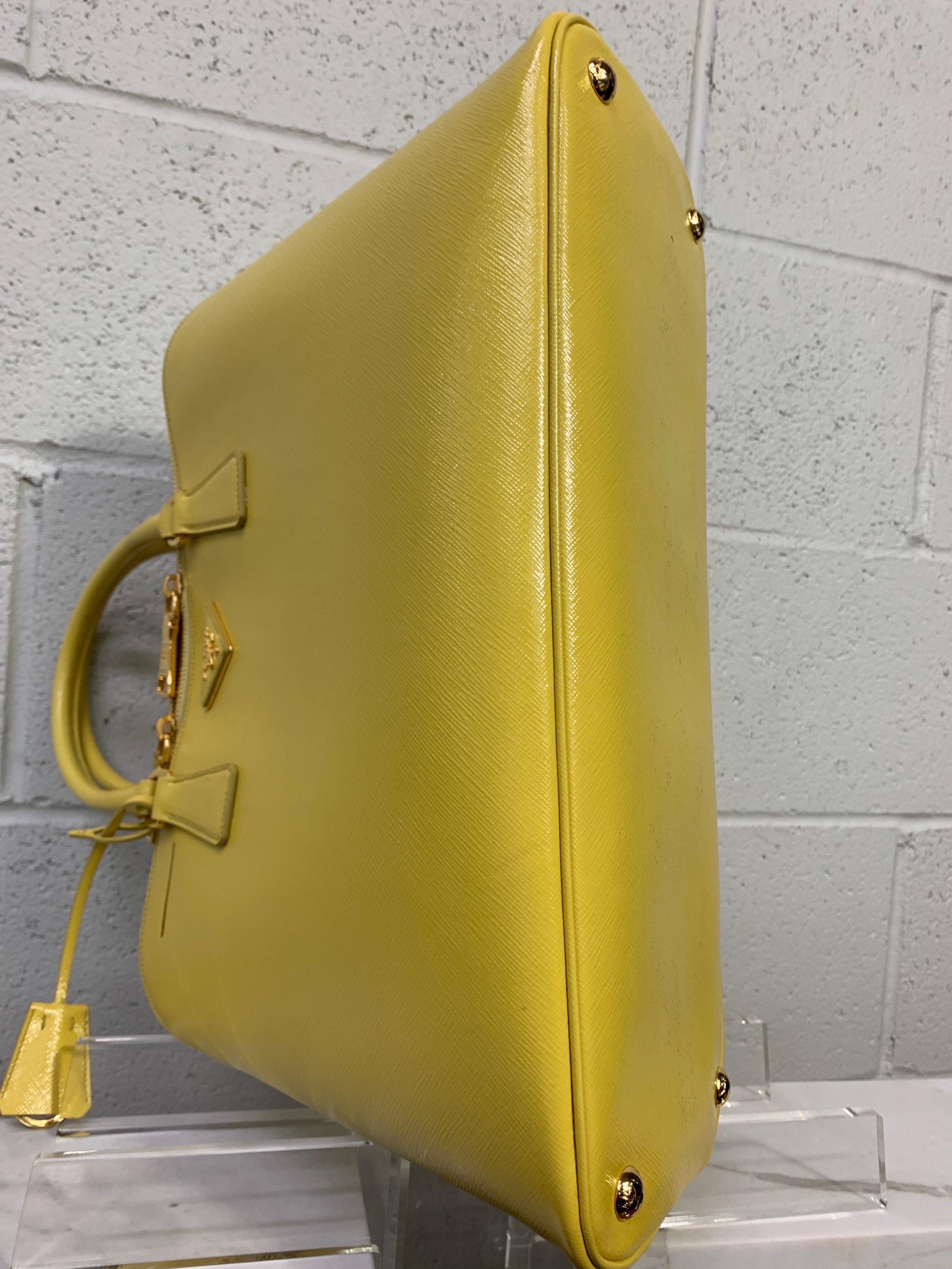 Prada - Sac de voyage contemporain en cuir jaune ananas à double face en forme de coin en vente 3