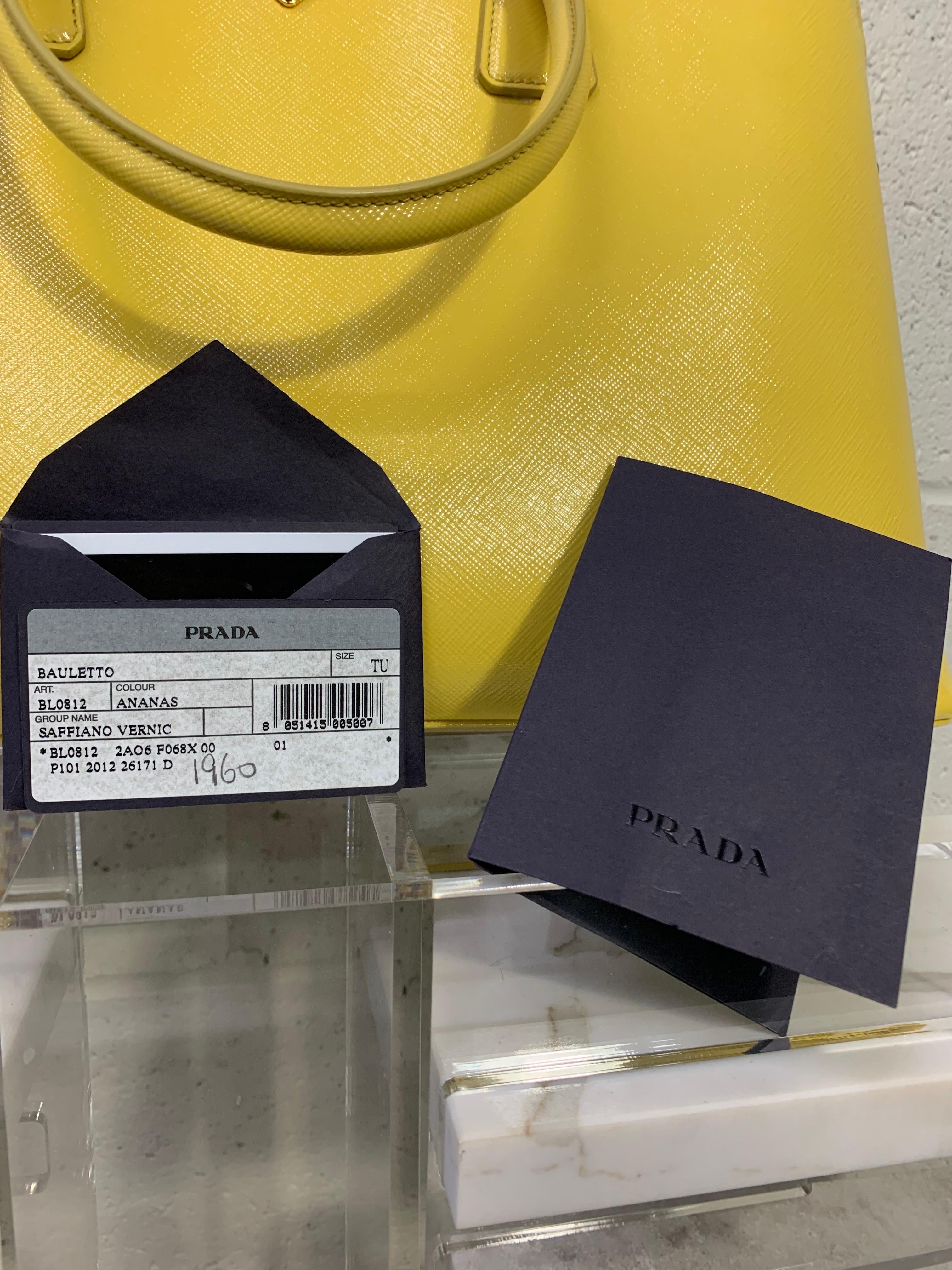 Prada - Sac de voyage contemporain en cuir jaune ananas à double face en forme de coin en vente 4