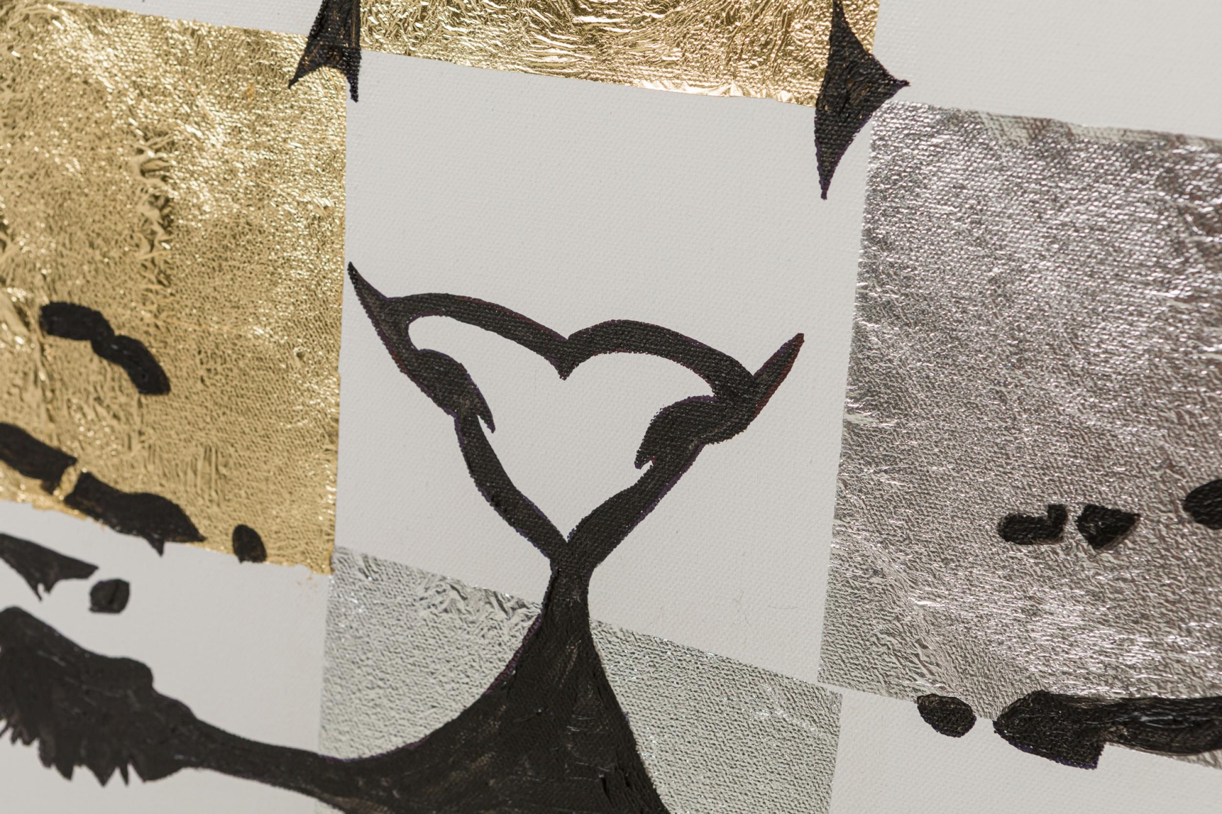 Zeitgenössisches abstraktes Gemälde mit der augenlosen Silhouette eines Tigergesichts vor einem weißen Hintergrund, der mit quadratischen Blättern aus goldenem und silbernem Blattmetall auf rechteckiger weißer Spannleinwand kariert ist. (