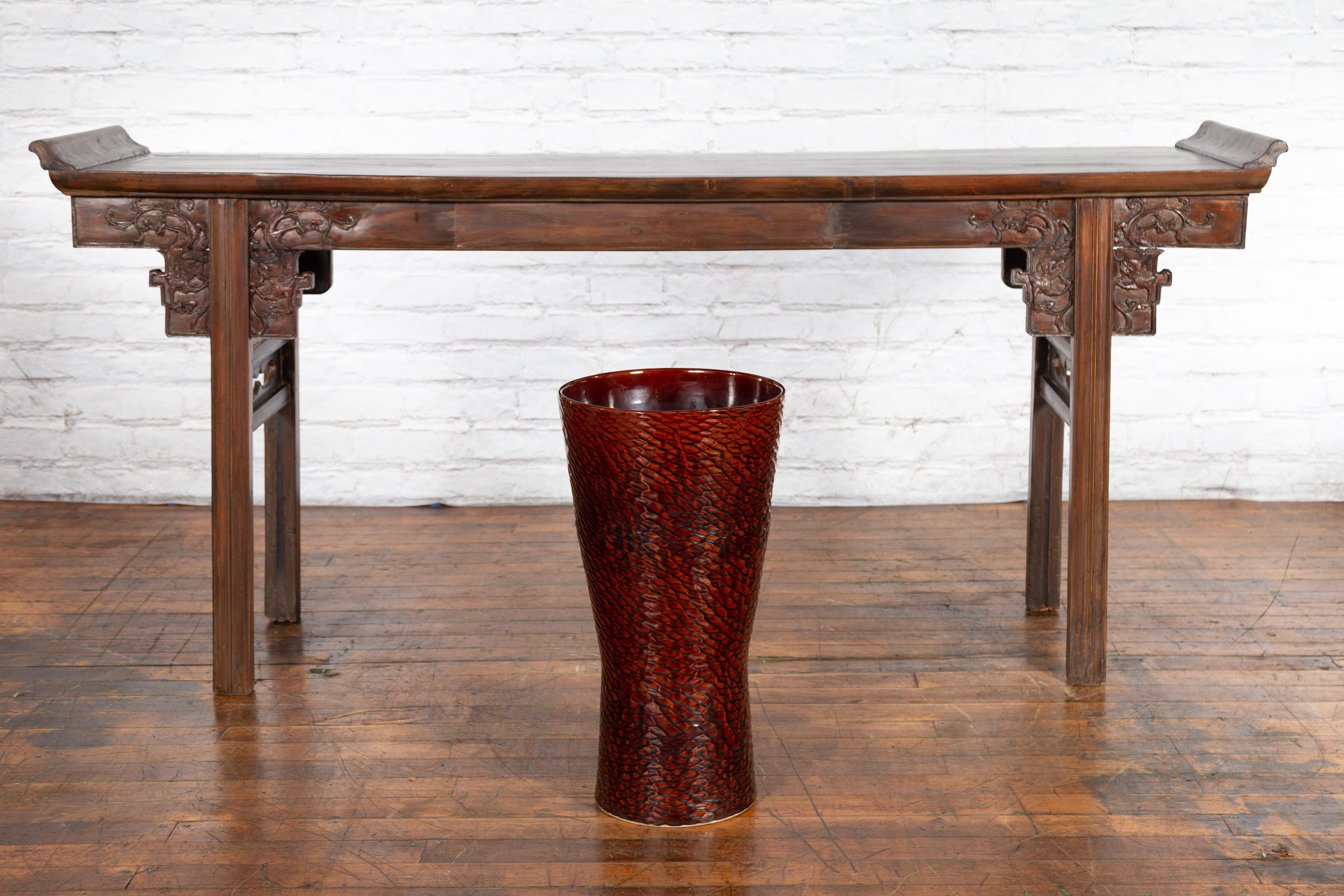 Zeitgenössische Vase der Prem Collection aus bordeauxfarbener, handwerklich hergestellter Keramik des 21. Jahrhunderts mit strukturierter Oberfläche. Diese große Vase der Collection'S Prem, die im 21. Jahrhundert in Chiang Mai, Nordthailand,