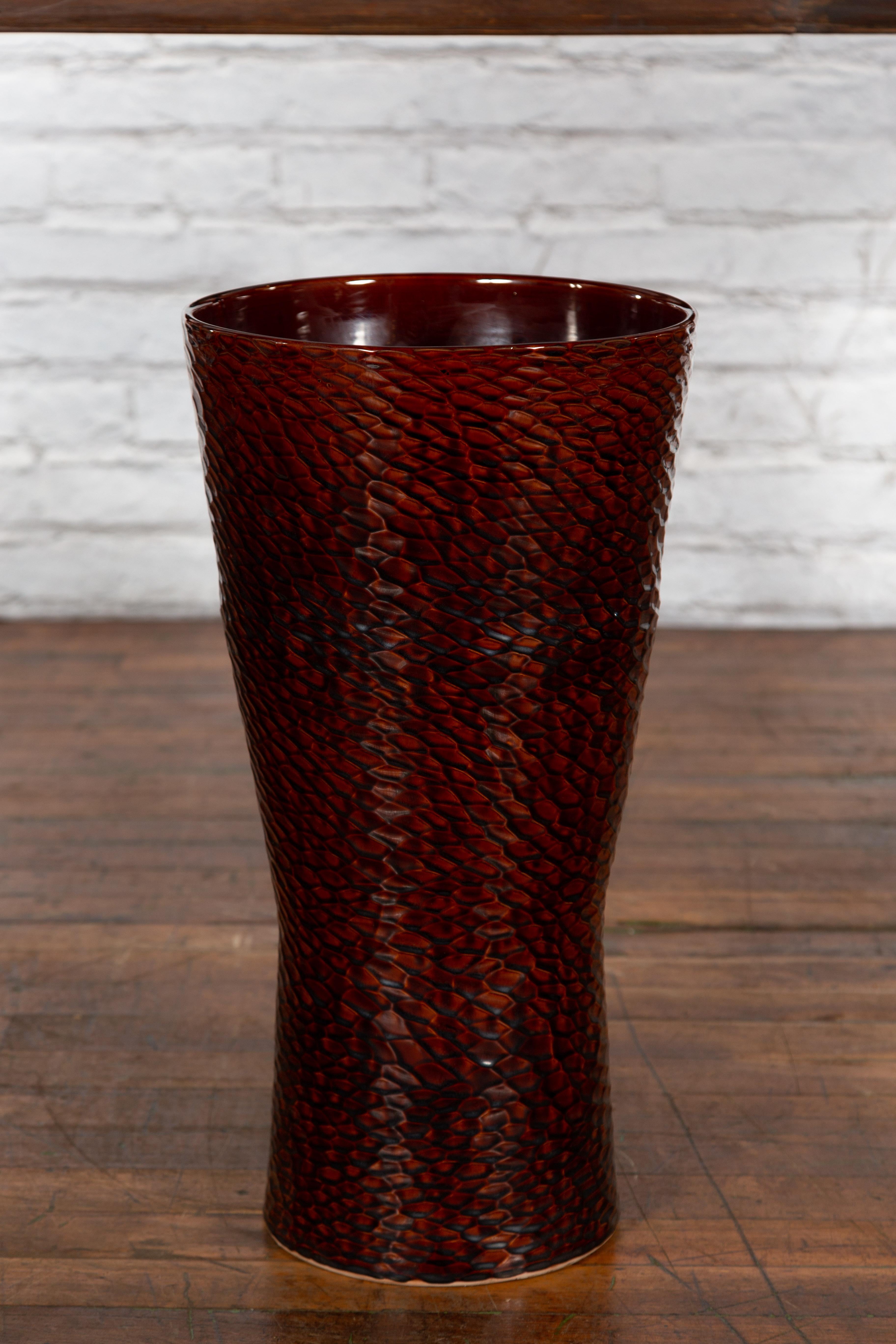 Contemporary Prem Collection Artisan Vase mit strukturierter burgunderfarbener Oberfläche (Keramik) im Angebot