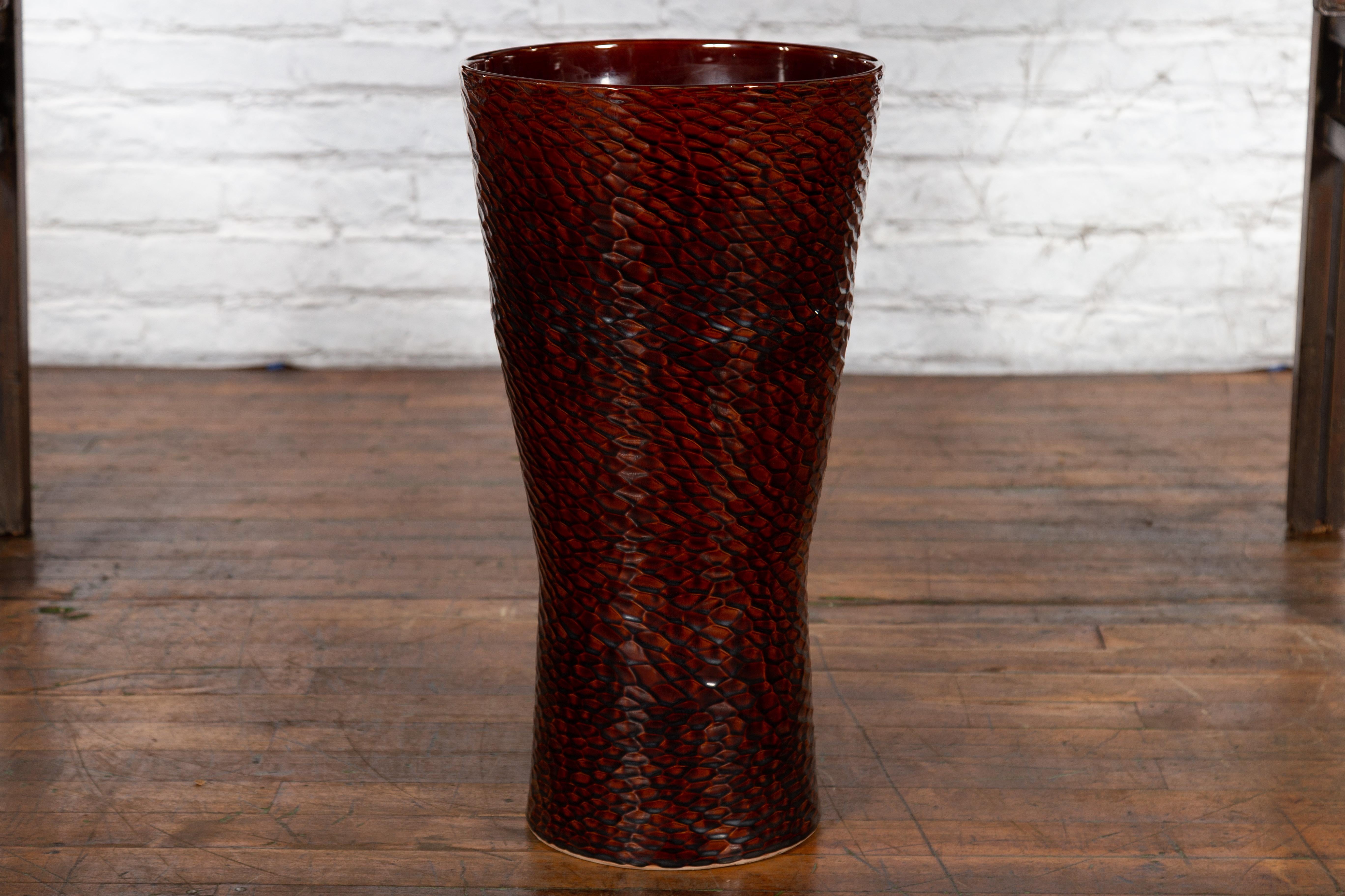 Contemporary Prem Collection Artisan Vase mit strukturierter burgunderfarbener Oberfläche im Angebot 1