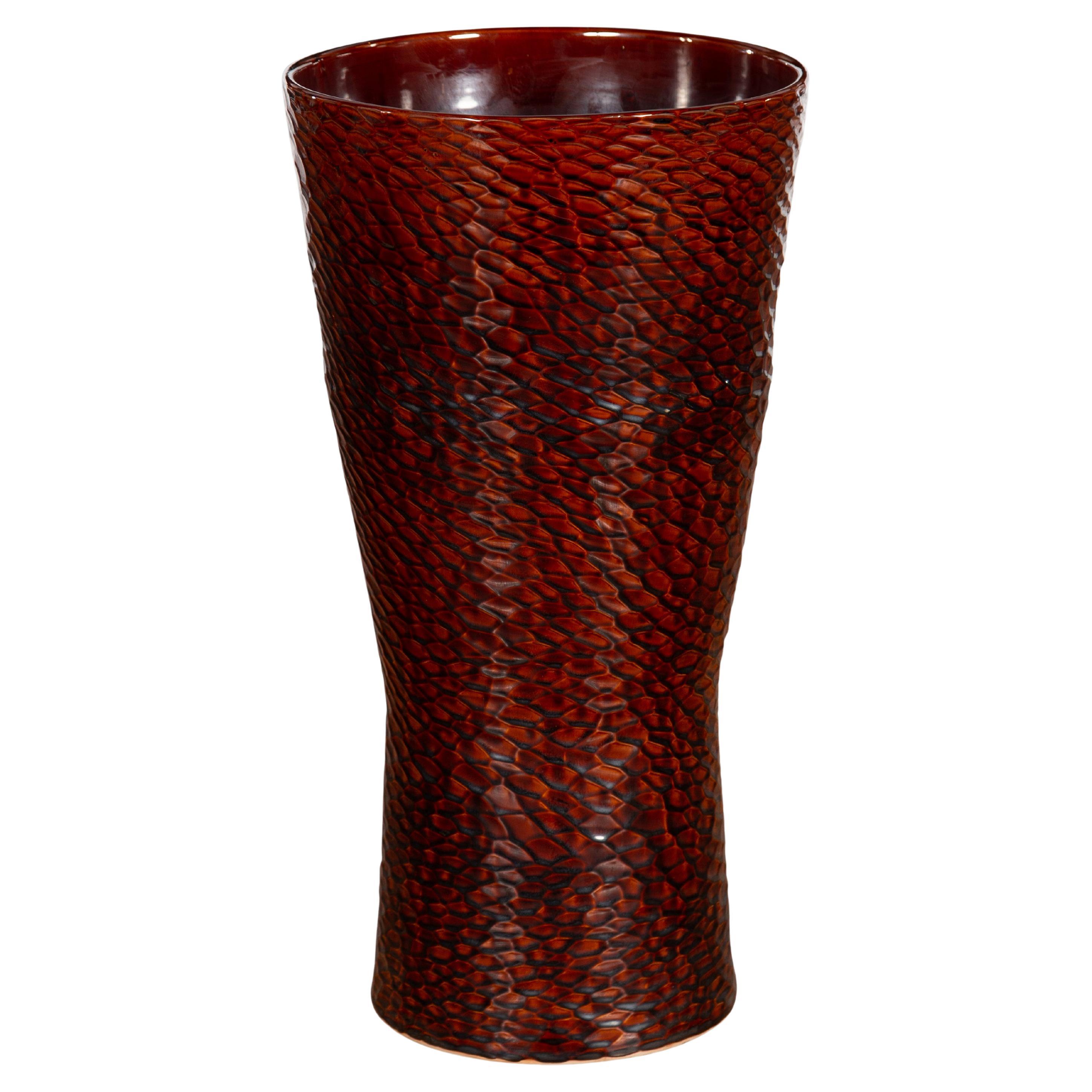 Contemporary Prem Collection Artisan Vase mit strukturierter burgunderfarbener Oberfläche im Angebot