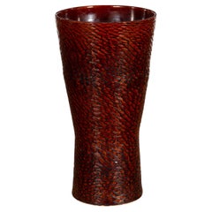 Vase artisanal de la collection Prem Contemporary avec finition bourgogne texturée