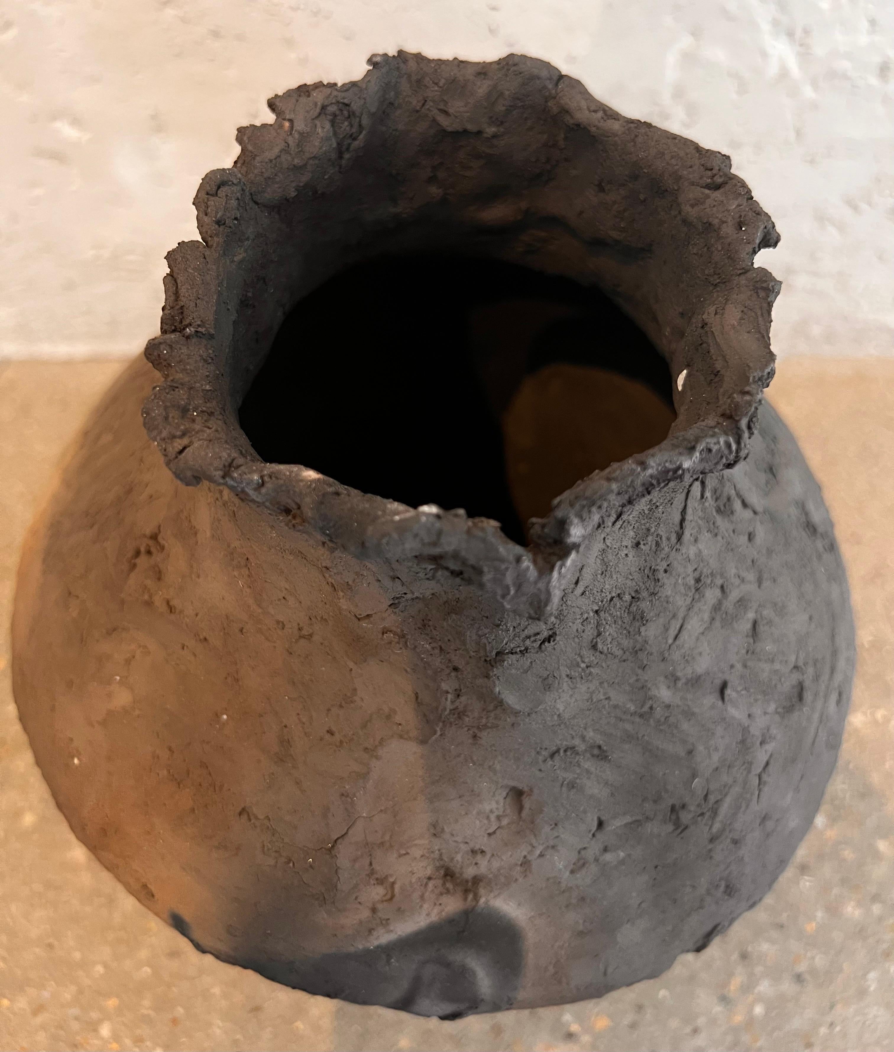  Contemporary Primitive Vase aus rohem Ton  (21. Jahrhundert und zeitgenössisch) im Angebot
