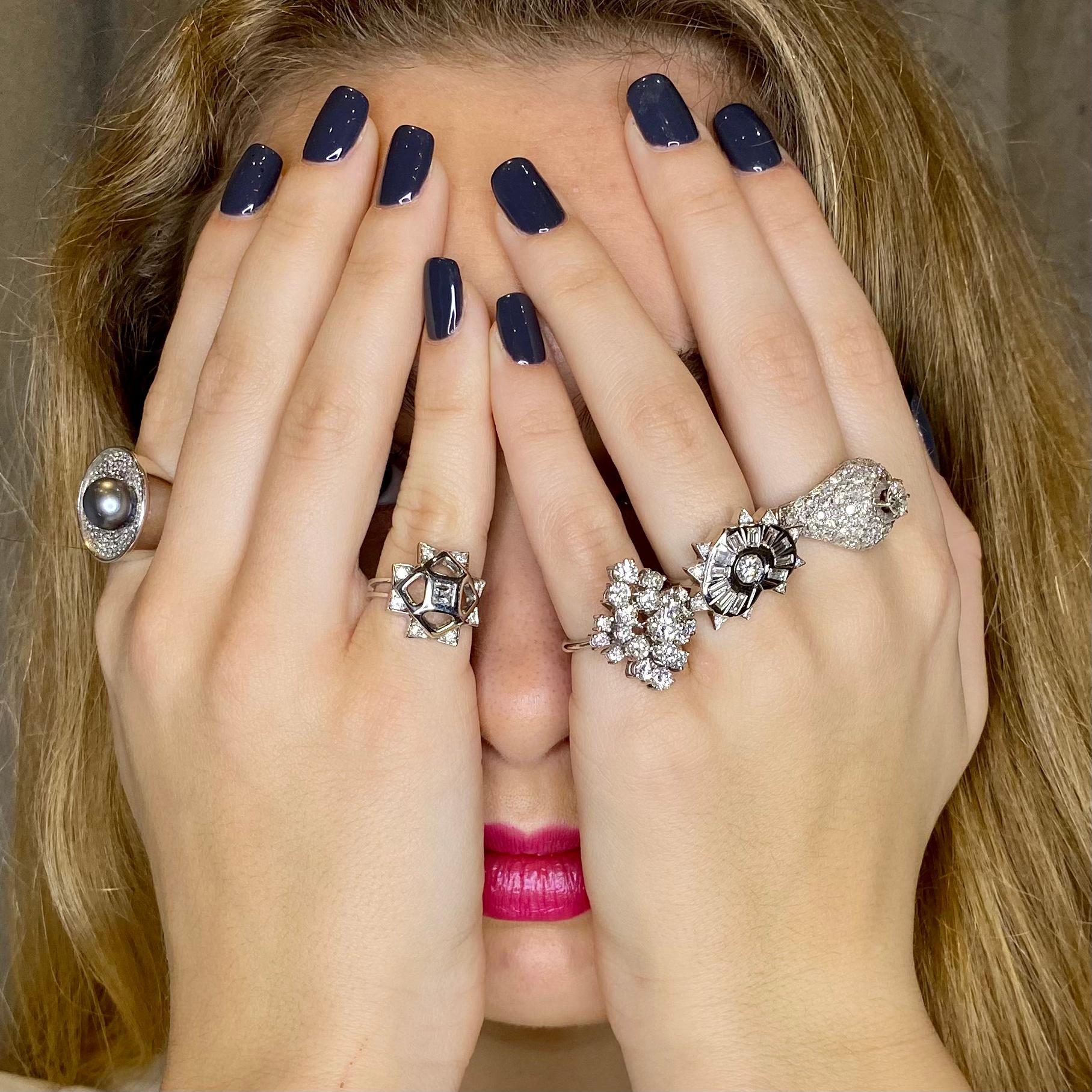 Women's or Men's Contemporary Princess Cut Diamond 18 Karat Gold Engagement Fashion Ring For Sale