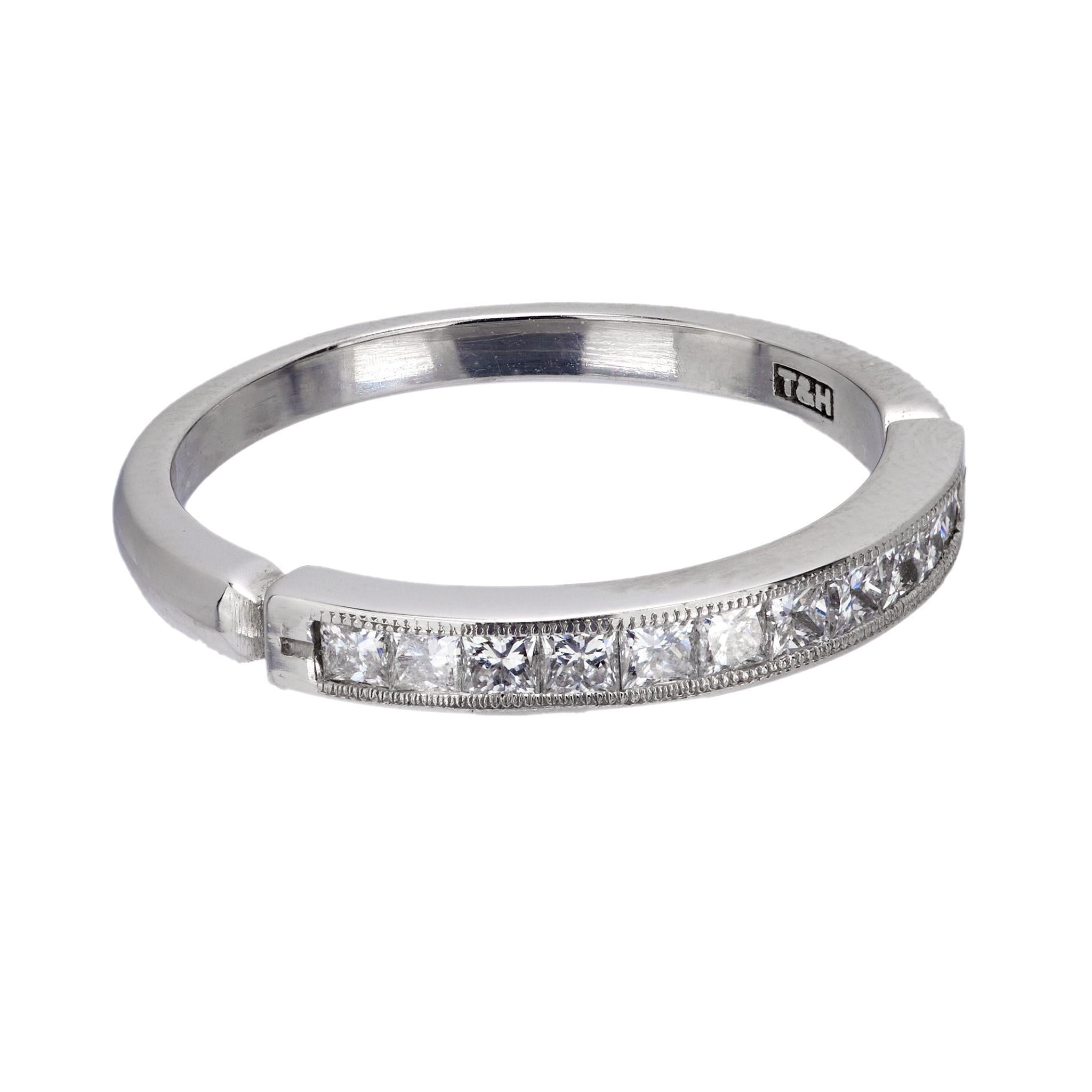 Contemporary princess cut diamond platinum wedding band (Carréschliff) im Angebot