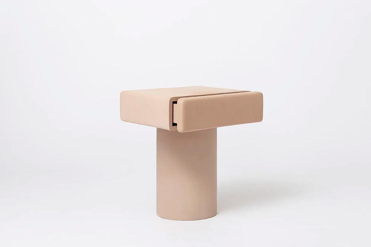 Zeitgenössischer Nachttisch aus Holz, Roly-Poly von Faye Toogood
Dieses Modell wird in der Ausführung Kitt-Holz gezeigt. 

Ein freistehender Nachttisch mit einer bündig einschiebbaren Schublade. Ein Schrank mit weicher Kante steht auf einer