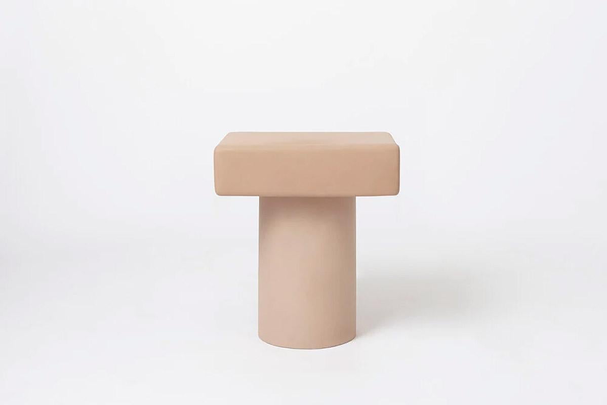 Zeitgenössischer Nachttisch aus Holz, Roly-Poly von Faye Toogood (Moderne) im Angebot