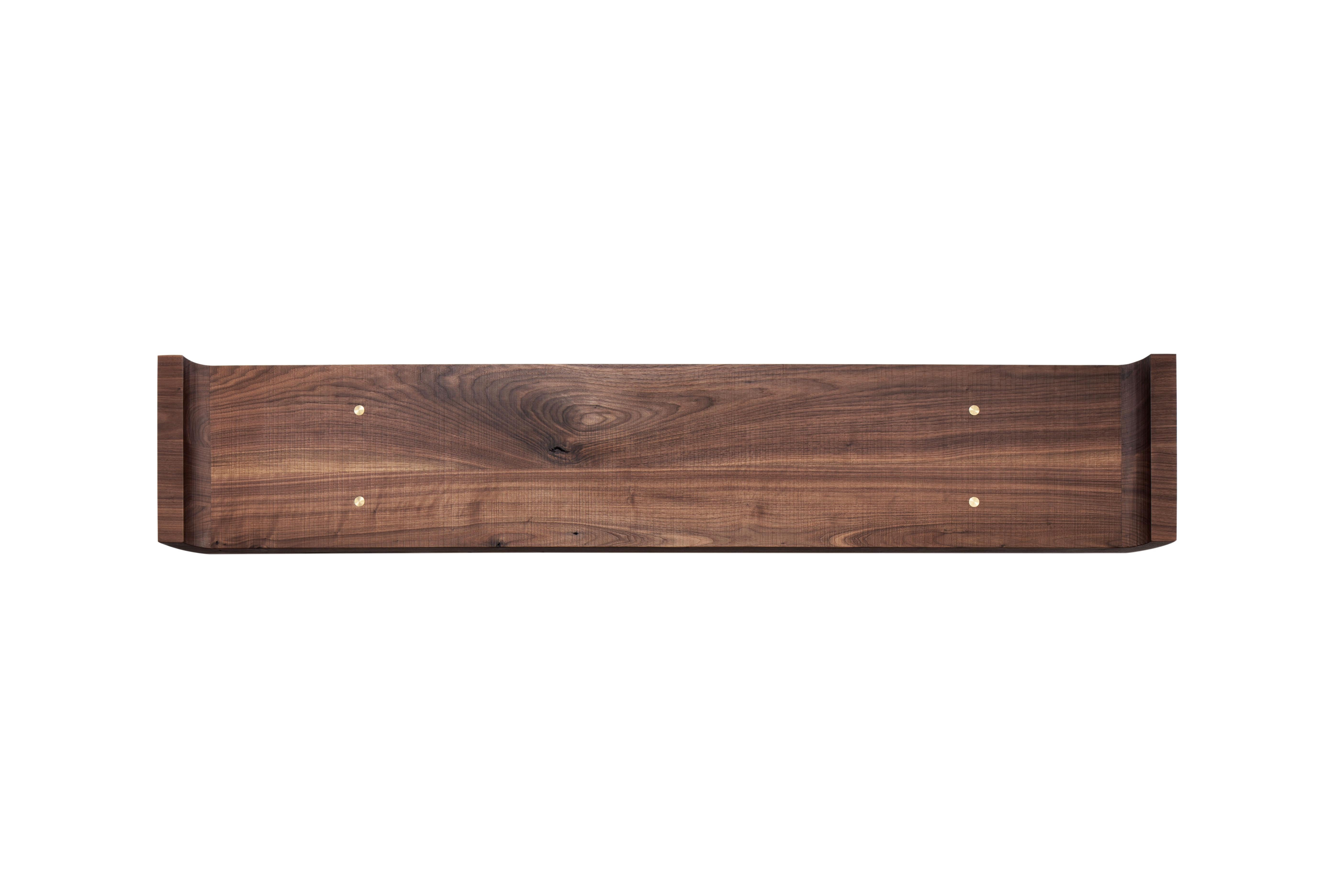 Die moderne Holzbank QD02 ist aus Walnussholz mit Messingdetails gefertigt. Jedes Stück wird aus einem einzigartigen Stück Holz gefertigt, so dass jedes Stück eine Einzelanfertigung ist.

Bitte beachten Sie, dass aufgrund des derzeitigen Anstiegs