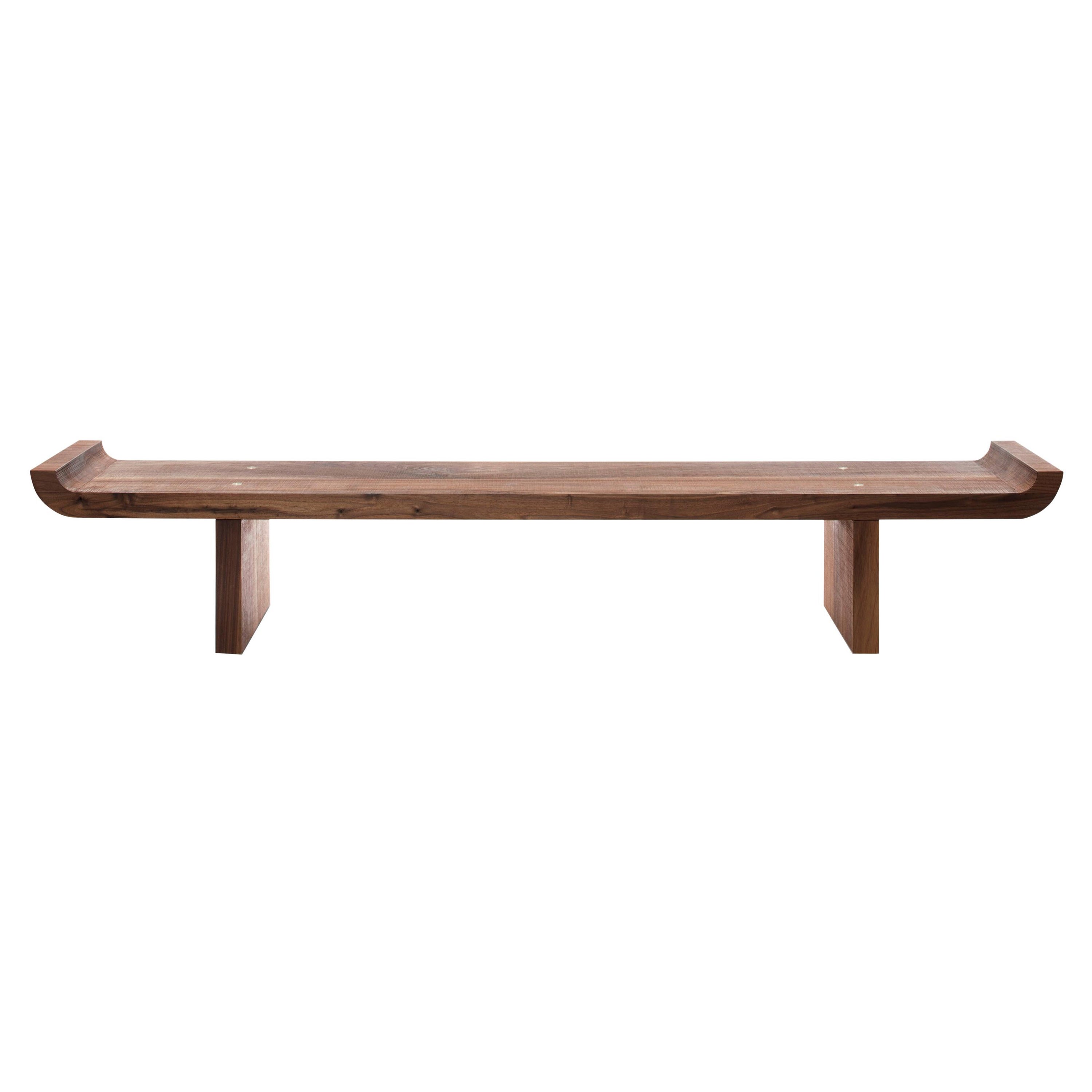Banc contemporain QD02 en noyer avec détails en laiton